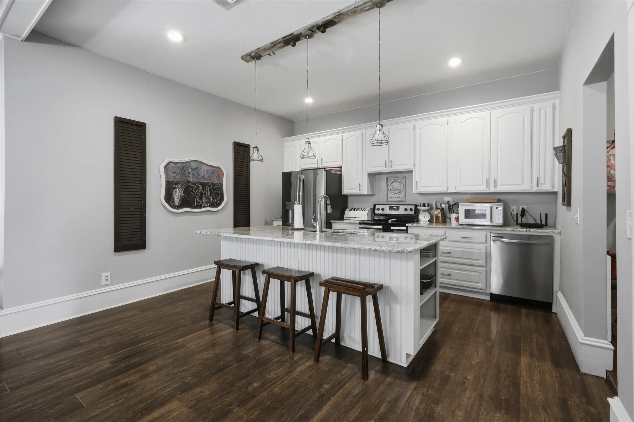 Single Family Residence For Sale in Fannin County , 901 N Main Street, Leonard, Texas 75452, 4 Bedroom, 3 Bathroom, Garage spaces, 2,778 Sqft, built in 1906, Preowned, Price $629,000, mls#21189907, Real Estate Agent in Leonard, Homes For Sale in Fannin county, Homes For Sale in Leonard, Realtor in Leonard Texas, Real Estate Brokerage Independent Realty Texas, Luminita Cordes Realtor