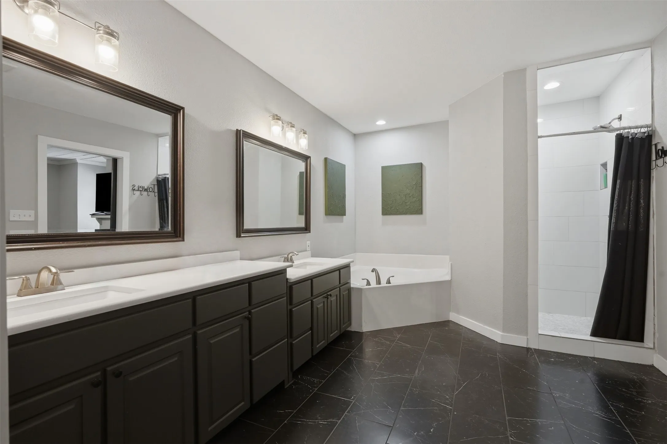 Single Family Residence For Sale in Fannin County , 901 N Main Street, Leonard, Texas 75452, 4 Bedroom, 3 Bathroom, Garage spaces, 2,778 Sqft, built in 1906, Preowned, Price $629,000, mls#21189907, Real Estate Agent in Leonard, Homes For Sale in Fannin county, Homes For Sale in Leonard, Realtor in Leonard Texas, Real Estate Brokerage Independent Realty Texas, Luminita Cordes Realtor