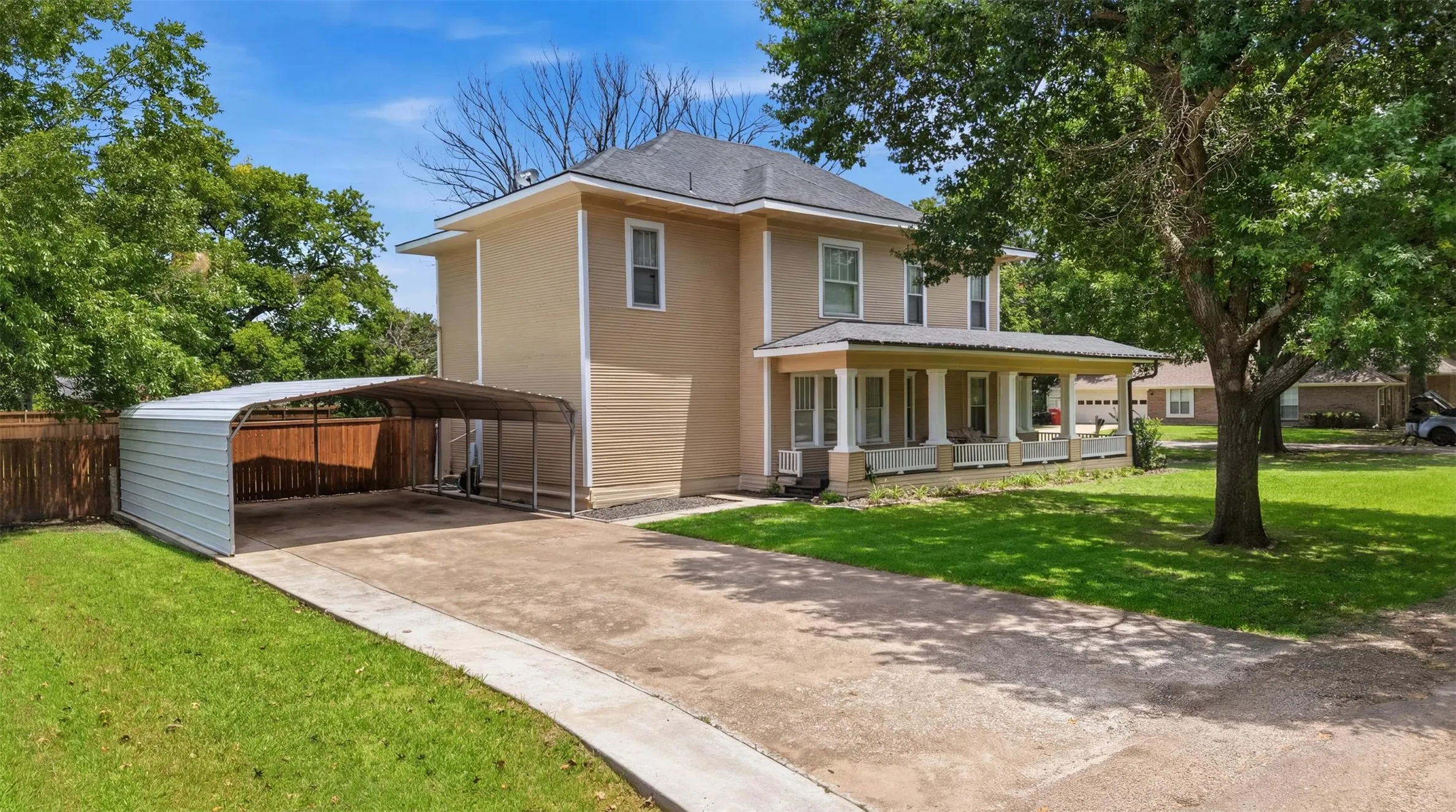 Single Family Residence For Sale in Fannin County , 901 N Main Street, Leonard, Texas 75452, 4 Bedroom, 3 Bathroom, Garage spaces, 2,778 Sqft, built in 1906, Preowned, Price $629,000, mls#21189907, Real Estate Agent in Leonard, Homes For Sale in Fannin county, Homes For Sale in Leonard, Realtor in Leonard Texas, Real Estate Brokerage Independent Realty Texas, Luminita Cordes Realtor