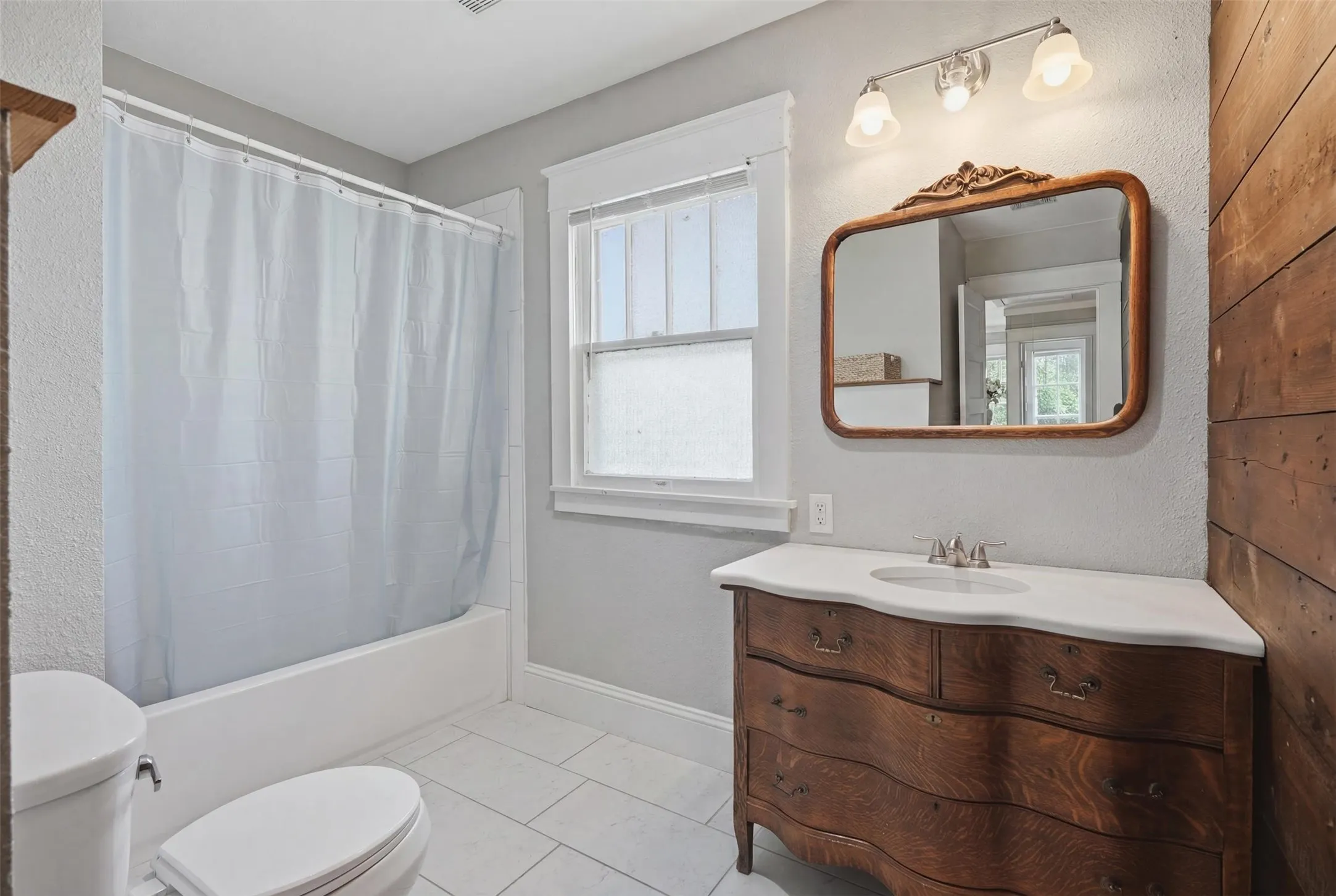 Single Family Residence For Sale in Fannin County , 901 N Main Street, Leonard, Texas 75452, 4 Bedroom, 3 Bathroom, Garage spaces, 2,778 Sqft, built in 1906, Preowned, Price $629,000, mls#21189907, Real Estate Agent in Leonard, Homes For Sale in Fannin county, Homes For Sale in Leonard, Realtor in Leonard Texas, Real Estate Brokerage Independent Realty Texas, Luminita Cordes Realtor