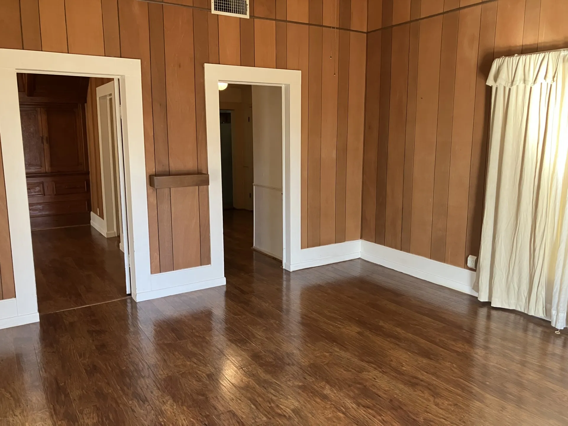 Single Family Residence For Sale in Baylor County , 109 N Foley Street, Seymour, Texas 76380, 2 Bedroom, 2 Bathroom, 1 Garage spaces, 1,304 Sqft, built in 1905, mls#21189910, Real Estate Agent in Seymour, Homes For Sale in Baylor county, Homes For Sale in Seymour, Realtor in Seymour Texas, Real Estate Brokerage Independent Realty Texas, Luminita Cordes Realtor