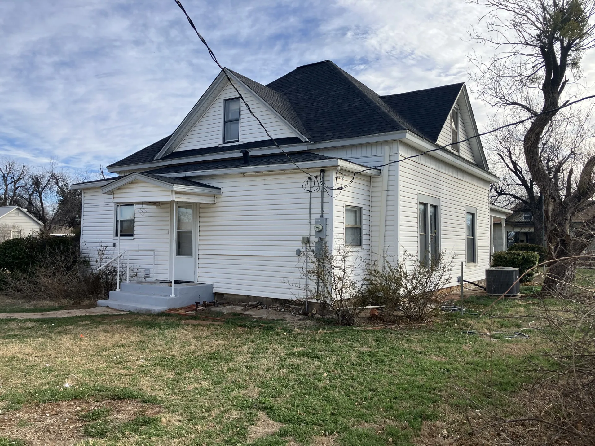 Single Family Residence For Sale in Baylor County , 109 N Foley Street, Seymour, Texas 76380, 2 Bedroom, 2 Bathroom, 1 Garage spaces, 1,304 Sqft, built in 1905, mls#21189910, Real Estate Agent in Seymour, Homes For Sale in Baylor county, Homes For Sale in Seymour, Realtor in Seymour Texas, Real Estate Brokerage Independent Realty Texas, Luminita Cordes Realtor