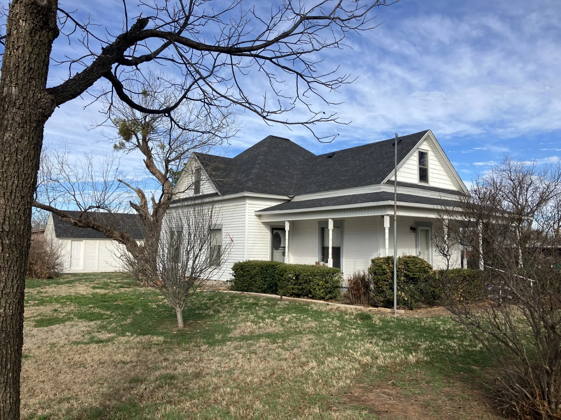 Single Family Residence For Sale in Baylor County , 109 N Foley Street, Seymour, Texas 76380, 2 Bedroom, 2 Bathroom, 1 Garage spaces, 1,304 Sqft, built in 1905, mls#21189910, Real Estate Agent in Seymour, Homes For Sale in Baylor county, Homes For Sale in Seymour, Realtor in Seymour Texas, Real Estate Brokerage Independent Realty Texas, Luminita Cordes Realtor