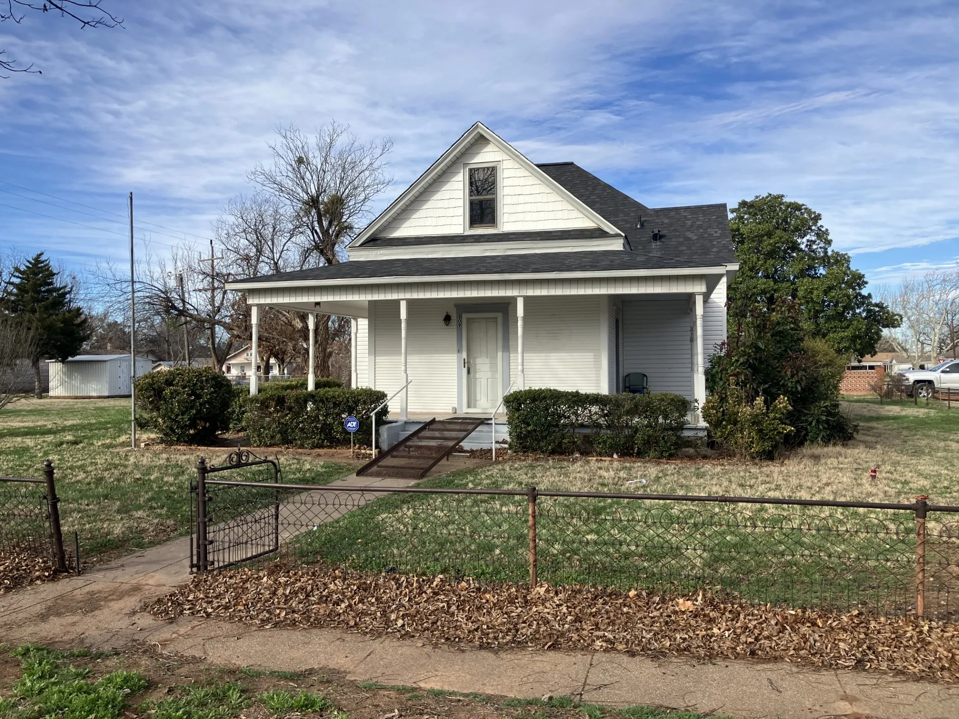 Single Family Residence For Sale in Baylor County , 109 N Foley Street, Seymour, Texas 76380, 2 Bedroom, 2 Bathroom, 1 Garage spaces, 1,304 Sqft, built in 1905, mls#21189910, Real Estate Agent in Seymour, Homes For Sale in Baylor county, Homes For Sale in Seymour, Realtor in Seymour Texas, Real Estate Brokerage Independent Realty Texas, Luminita Cordes Realtor