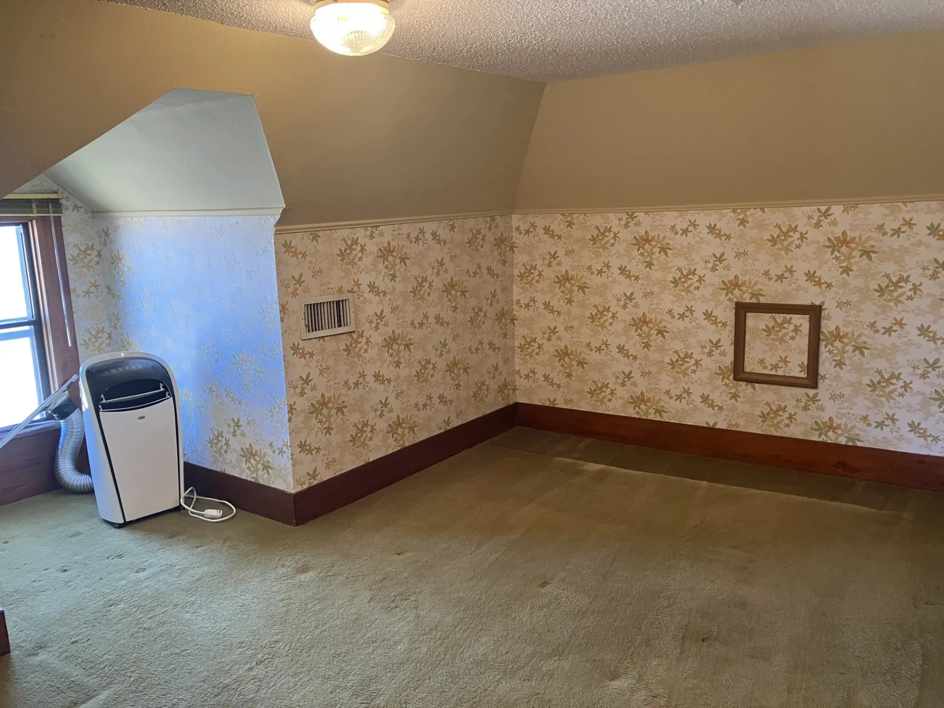 Single Family Residence For Sale in Baylor County , 109 N Foley Street, Seymour, Texas 76380, 2 Bedroom, 2 Bathroom, 1 Garage spaces, 1,304 Sqft, built in 1905, mls#21189910, Real Estate Agent in Seymour, Homes For Sale in Baylor county, Homes For Sale in Seymour, Realtor in Seymour Texas, Real Estate Brokerage Independent Realty Texas, Luminita Cordes Realtor
