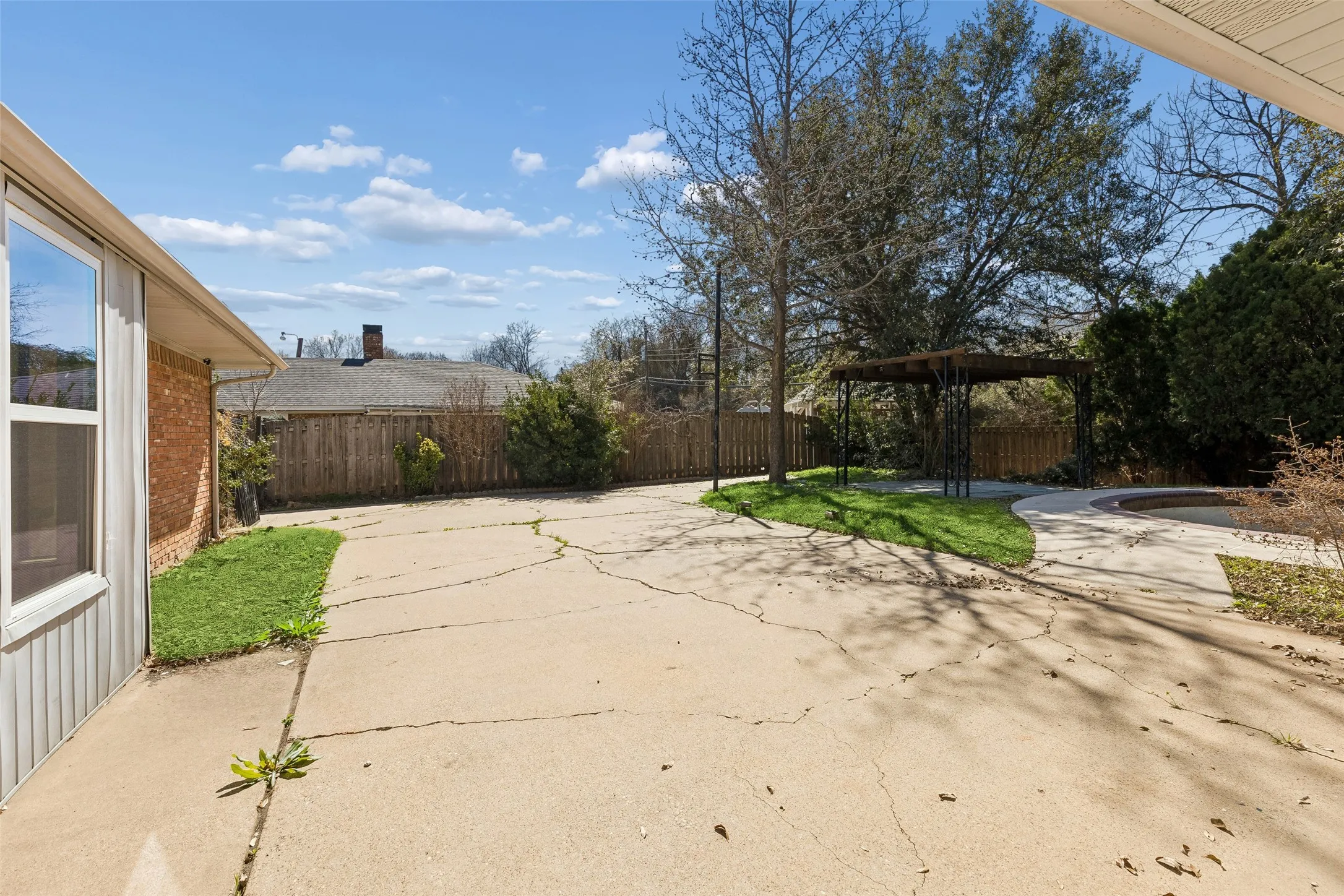 Single Family Residence For Sale in Dallas County , 1017 Denmark Street, Grand Prairie, Texas 75050, 4 Bedroom, 3 Bathroom, Garage spaces, 2,252 Sqft, built in 1970, Preowned, mls#21189598, Real Estate Agent in Grand Prairie, Homes For Sale in Dallas county, Homes For Sale in Grand Prairie, Realtor in Grand Prairie Texas, Real Estate Brokerage Independent Realty Texas, Luminita Cordes Realtor