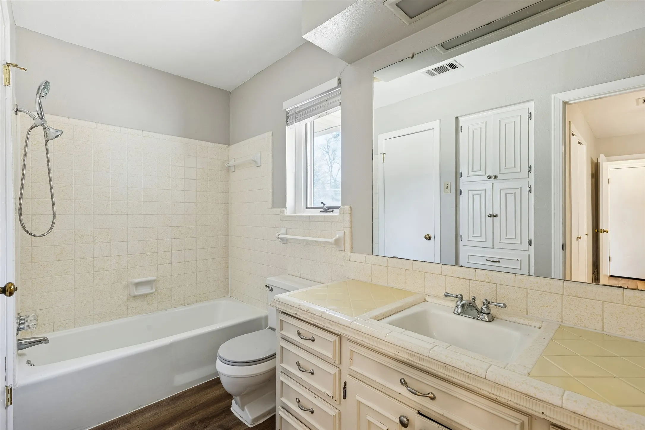 Single Family Residence For Sale in Dallas County , 1017 Denmark Street, Grand Prairie, Texas 75050, 4 Bedroom, 3 Bathroom, Garage spaces, 2,252 Sqft, built in 1970, Preowned, mls#21189598, Real Estate Agent in Grand Prairie, Homes For Sale in Dallas county, Homes For Sale in Grand Prairie, Realtor in Grand Prairie Texas, Real Estate Brokerage Independent Realty Texas, Luminita Cordes Realtor