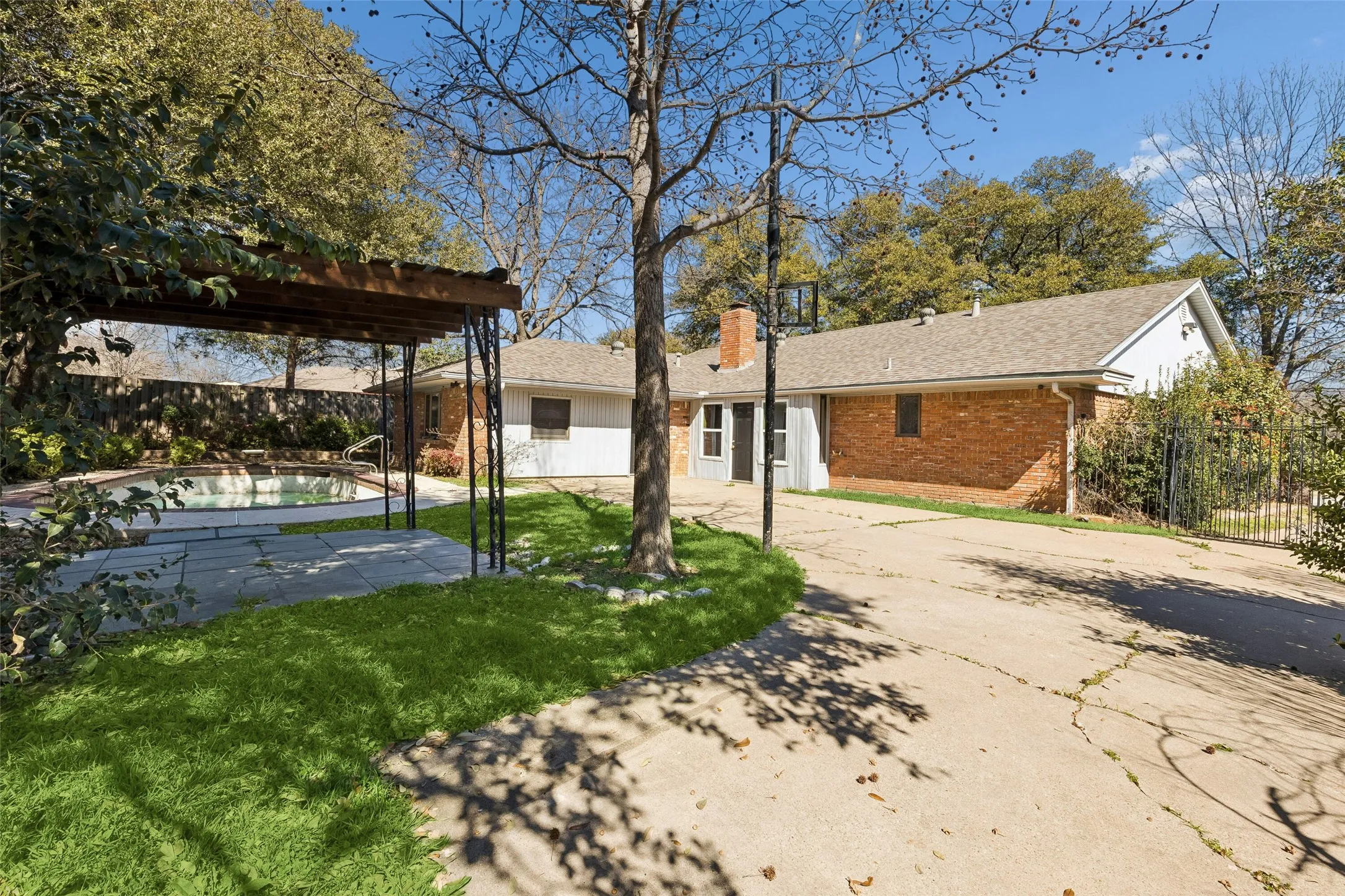 Single Family Residence For Sale in Dallas County , 1017 Denmark Street, Grand Prairie, Texas 75050, 4 Bedroom, 3 Bathroom, Garage spaces, 2,252 Sqft, built in 1970, Preowned, mls#21189598, Real Estate Agent in Grand Prairie, Homes For Sale in Dallas county, Homes For Sale in Grand Prairie, Realtor in Grand Prairie Texas, Real Estate Brokerage Independent Realty Texas, Luminita Cordes Realtor