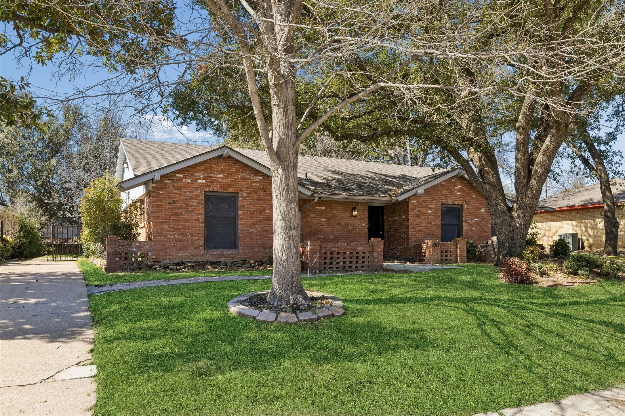 Single Family Residence For Sale in Dallas County , 1017 Denmark Street, Grand Prairie, Texas 75050, 4 Bedroom, 3 Bathroom, Garage spaces, 2,252 Sqft, built in 1970, Preowned, mls#21189598, Real Estate Agent in Grand Prairie, Homes For Sale in Dallas county, Homes For Sale in Grand Prairie, Realtor in Grand Prairie Texas, Real Estate Brokerage Independent Realty Texas, Luminita Cordes Realtor