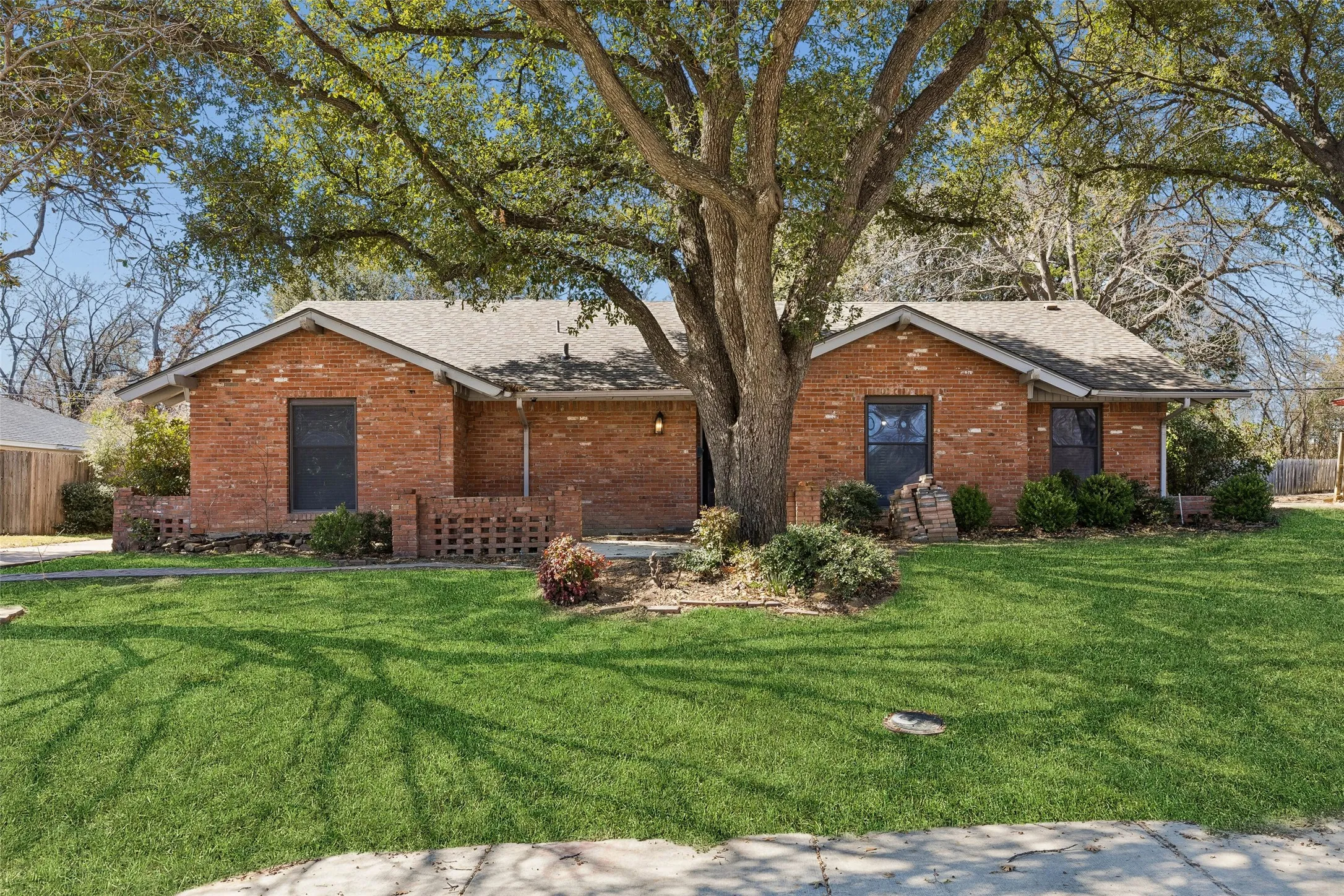 Single Family Residence For Sale in Dallas County , 1017 Denmark Street, Grand Prairie, Texas 75050, 4 Bedroom, 3 Bathroom, Garage spaces, 2,252 Sqft, built in 1970, Preowned, mls#21189598, Real Estate Agent in Grand Prairie, Homes For Sale in Dallas county, Homes For Sale in Grand Prairie, Realtor in Grand Prairie Texas, Real Estate Brokerage Independent Realty Texas, Luminita Cordes Realtor