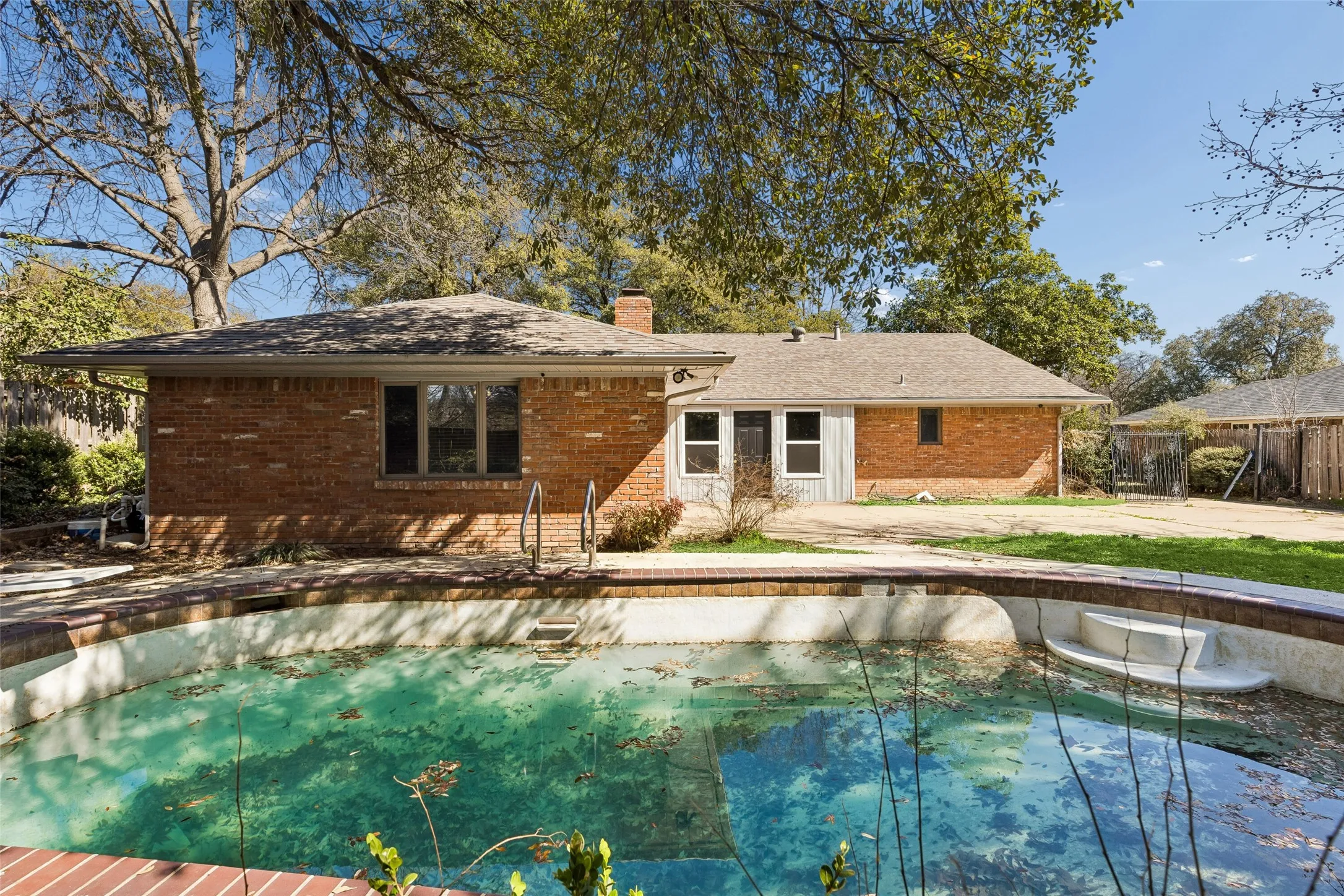 Single Family Residence For Sale in Dallas County , 1017 Denmark Street, Grand Prairie, Texas 75050, 4 Bedroom, 3 Bathroom, Garage spaces, 2,252 Sqft, built in 1970, Preowned, mls#21189598, Real Estate Agent in Grand Prairie, Homes For Sale in Dallas county, Homes For Sale in Grand Prairie, Realtor in Grand Prairie Texas, Real Estate Brokerage Independent Realty Texas, Luminita Cordes Realtor