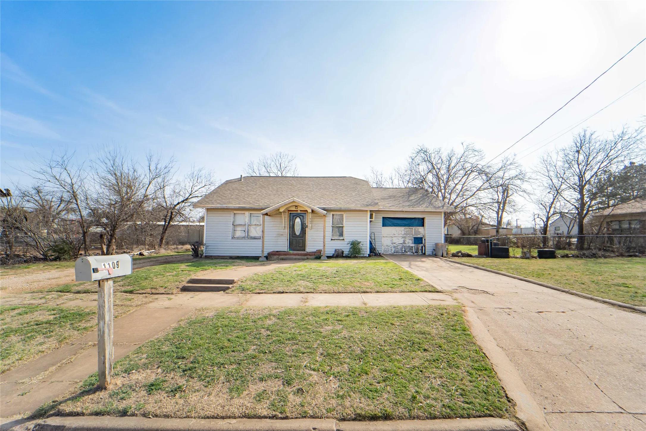 Single Family Residence For Sale in Stephens County , 1109 W Elm Street, Breckenridge, Texas 76424, 3 Bedroom, 1 Bathroom, 1 Garage spaces, 1,936 Sqft, built in 1936, mls#21186444, Real Estate Agent in Breckenridge, Homes For Sale in Stephens county, Homes For Sale in Breckenridge, Realtor in Breckenridge Texas, Real Estate Brokerage Independent Realty Texas, Luminita Cordes Realtor