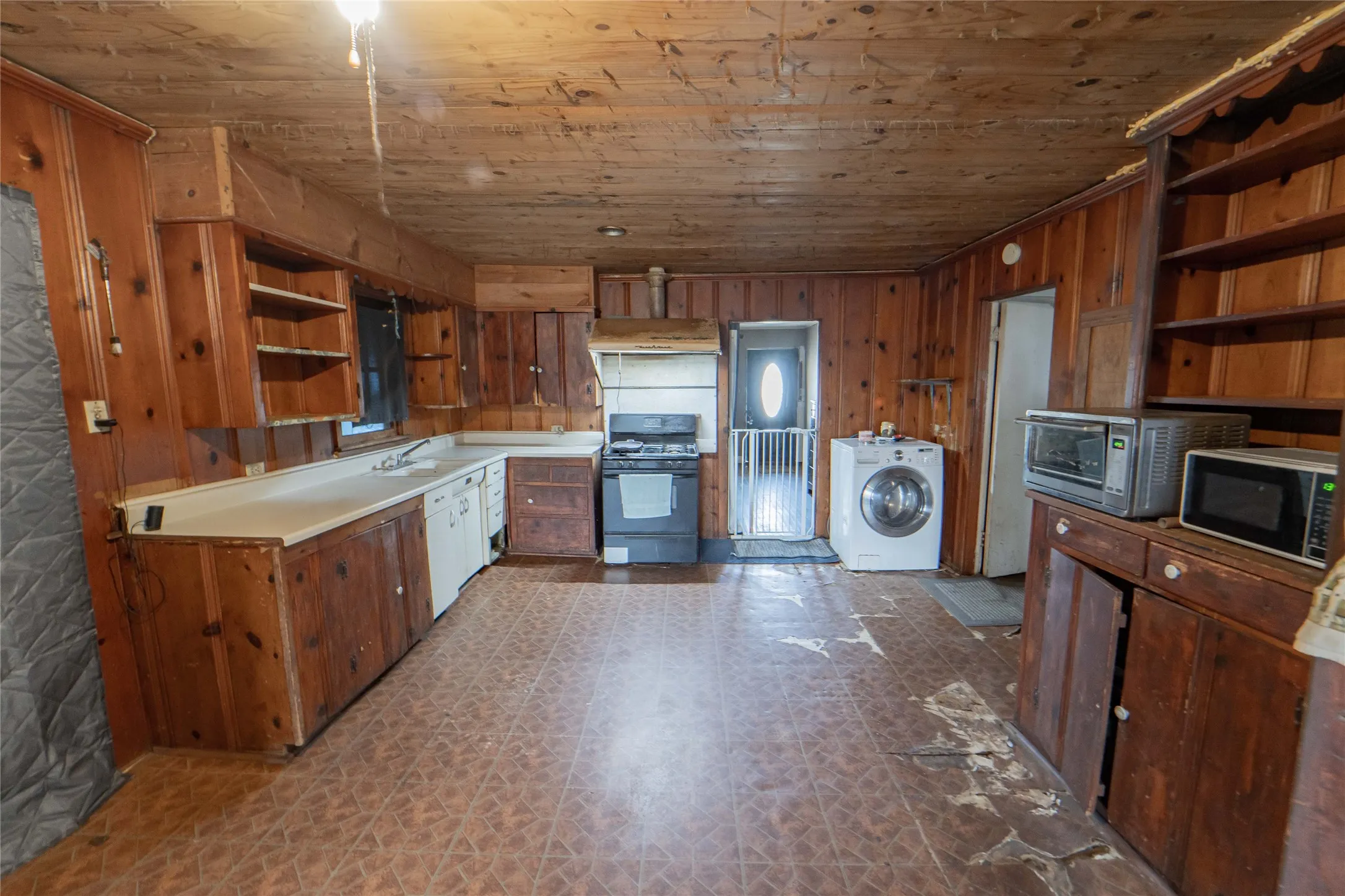 Single Family Residence For Sale in Stephens County , 1109 W Elm Street, Breckenridge, Texas 76424, 3 Bedroom, 1 Bathroom, 1 Garage spaces, 1,936 Sqft, built in 1936, mls#21186444, Real Estate Agent in Breckenridge, Homes For Sale in Stephens county, Homes For Sale in Breckenridge, Realtor in Breckenridge Texas, Real Estate Brokerage Independent Realty Texas, Luminita Cordes Realtor