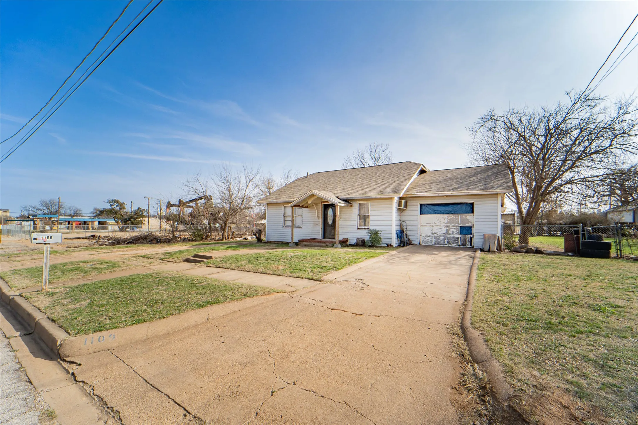 Single Family Residence For Sale in Stephens County , 1109 W Elm Street, Breckenridge, Texas 76424, 3 Bedroom, 1 Bathroom, 1 Garage spaces, 1,936 Sqft, built in 1936, mls#21186444, Real Estate Agent in Breckenridge, Homes For Sale in Stephens county, Homes For Sale in Breckenridge, Realtor in Breckenridge Texas, Real Estate Brokerage Independent Realty Texas, Luminita Cordes Realtor