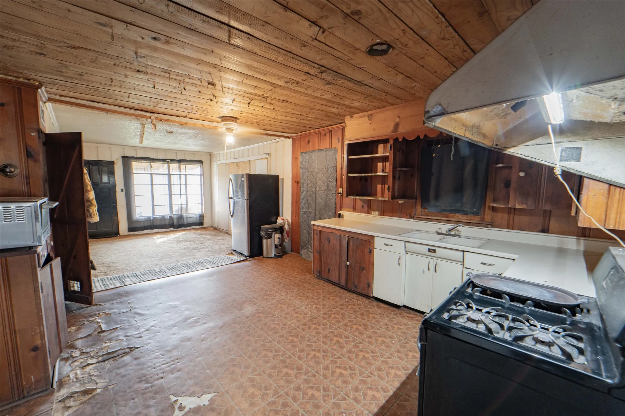 Single Family Residence For Sale in Stephens County , 1109 W Elm Street, Breckenridge, Texas 76424, 3 Bedroom, 1 Bathroom, 1 Garage spaces, 1,936 Sqft, built in 1936, mls#21186444, Real Estate Agent in Breckenridge, Homes For Sale in Stephens county, Homes For Sale in Breckenridge, Realtor in Breckenridge Texas, Real Estate Brokerage Independent Realty Texas, Luminita Cordes Realtor