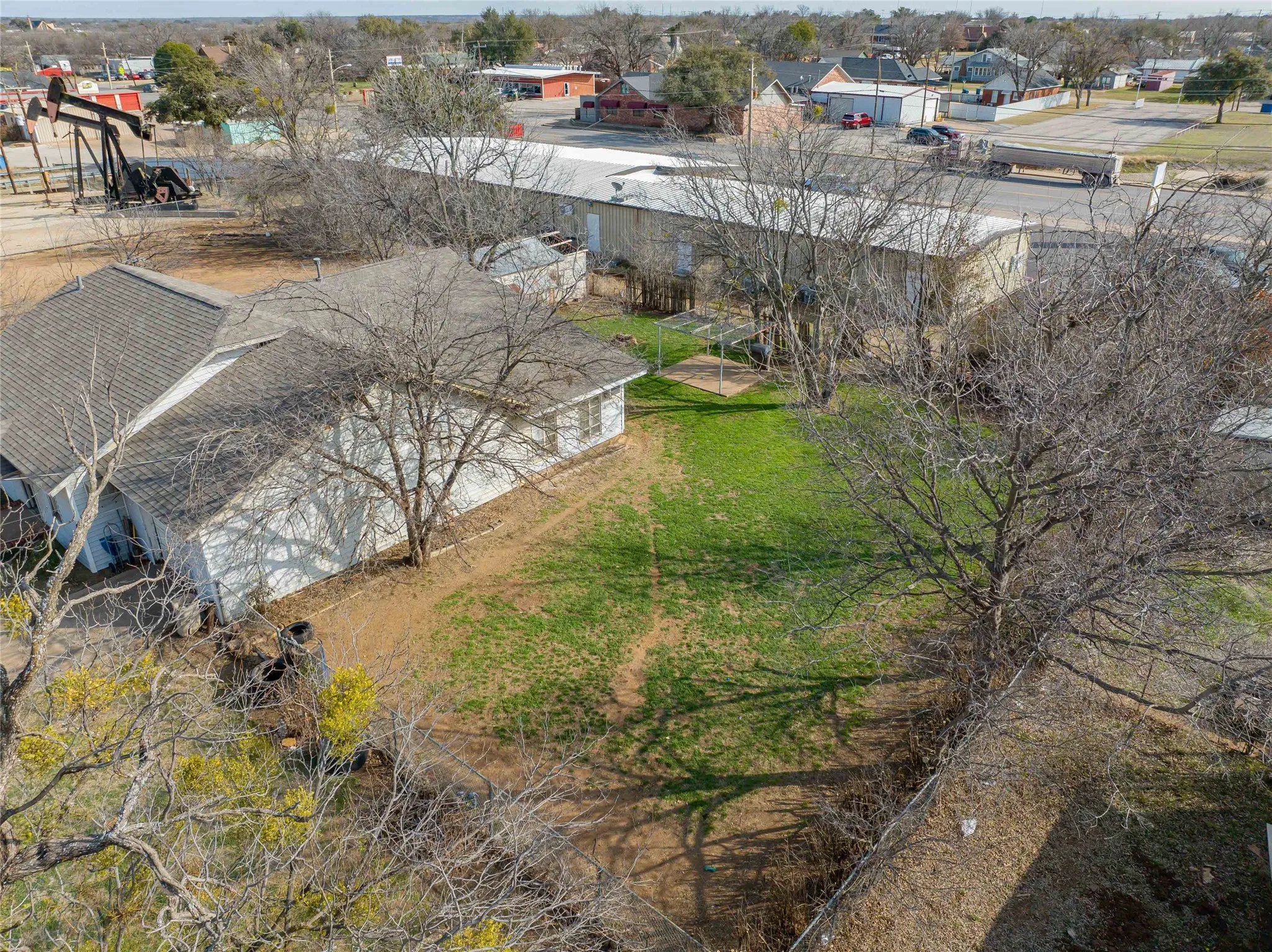 Single Family Residence For Sale in Stephens County , 1109 W Elm Street, Breckenridge, Texas 76424, 3 Bedroom, 1 Bathroom, 1 Garage spaces, 1,936 Sqft, built in 1936, mls#21186444, Real Estate Agent in Breckenridge, Homes For Sale in Stephens county, Homes For Sale in Breckenridge, Realtor in Breckenridge Texas, Real Estate Brokerage Independent Realty Texas, Luminita Cordes Realtor
