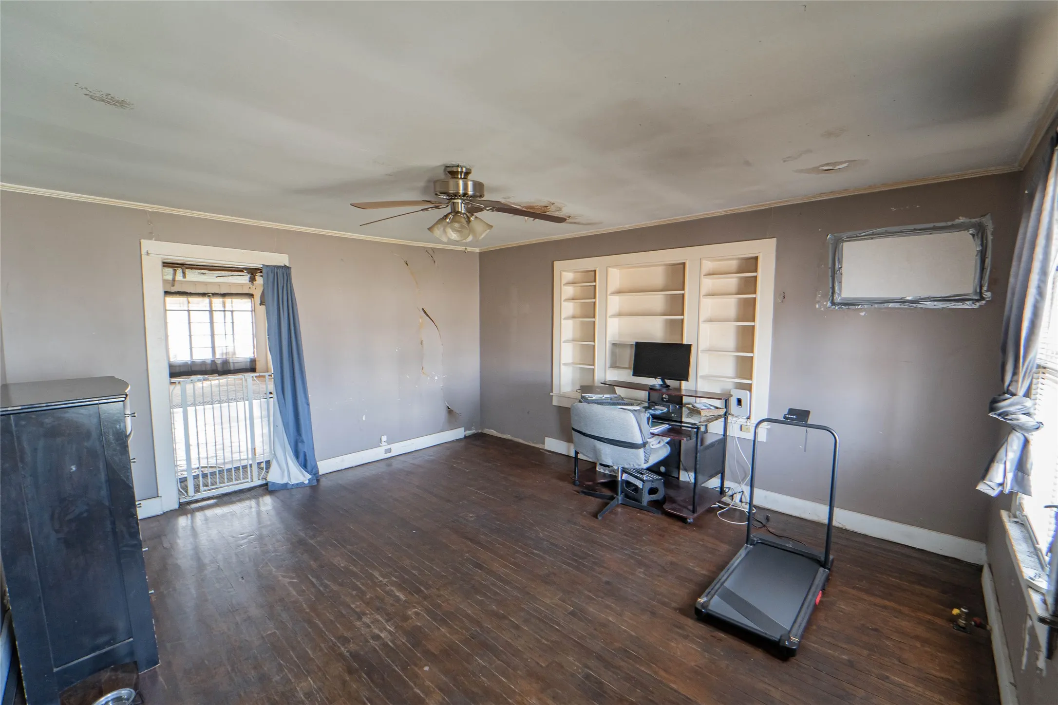 Single Family Residence For Sale in Stephens County , 1109 W Elm Street, Breckenridge, Texas 76424, 3 Bedroom, 1 Bathroom, 1 Garage spaces, 1,936 Sqft, built in 1936, mls#21186444, Real Estate Agent in Breckenridge, Homes For Sale in Stephens county, Homes For Sale in Breckenridge, Realtor in Breckenridge Texas, Real Estate Brokerage Independent Realty Texas, Luminita Cordes Realtor