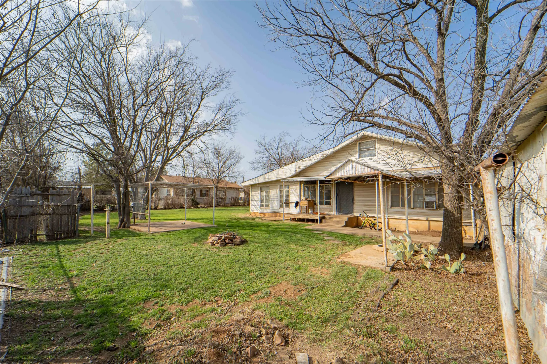 Single Family Residence For Sale in Stephens County , 1109 W Elm Street, Breckenridge, Texas 76424, 3 Bedroom, 1 Bathroom, 1 Garage spaces, 1,936 Sqft, built in 1936, mls#21186444, Real Estate Agent in Breckenridge, Homes For Sale in Stephens county, Homes For Sale in Breckenridge, Realtor in Breckenridge Texas, Real Estate Brokerage Independent Realty Texas, Luminita Cordes Realtor