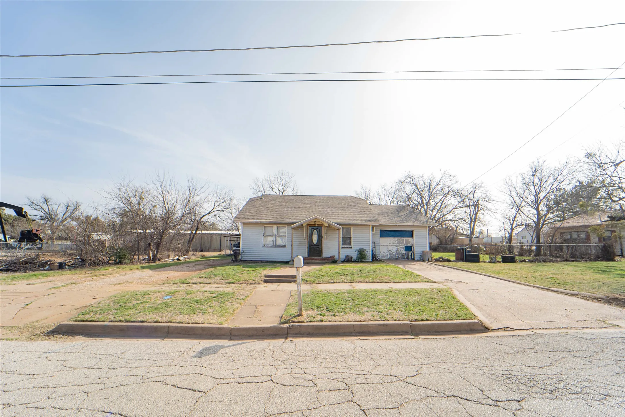 Single Family Residence For Sale in Stephens County , 1109 W Elm Street, Breckenridge, Texas 76424, 3 Bedroom, 1 Bathroom, 1 Garage spaces, 1,936 Sqft, built in 1936, mls#21186444, Real Estate Agent in Breckenridge, Homes For Sale in Stephens county, Homes For Sale in Breckenridge, Realtor in Breckenridge Texas, Real Estate Brokerage Independent Realty Texas, Luminita Cordes Realtor