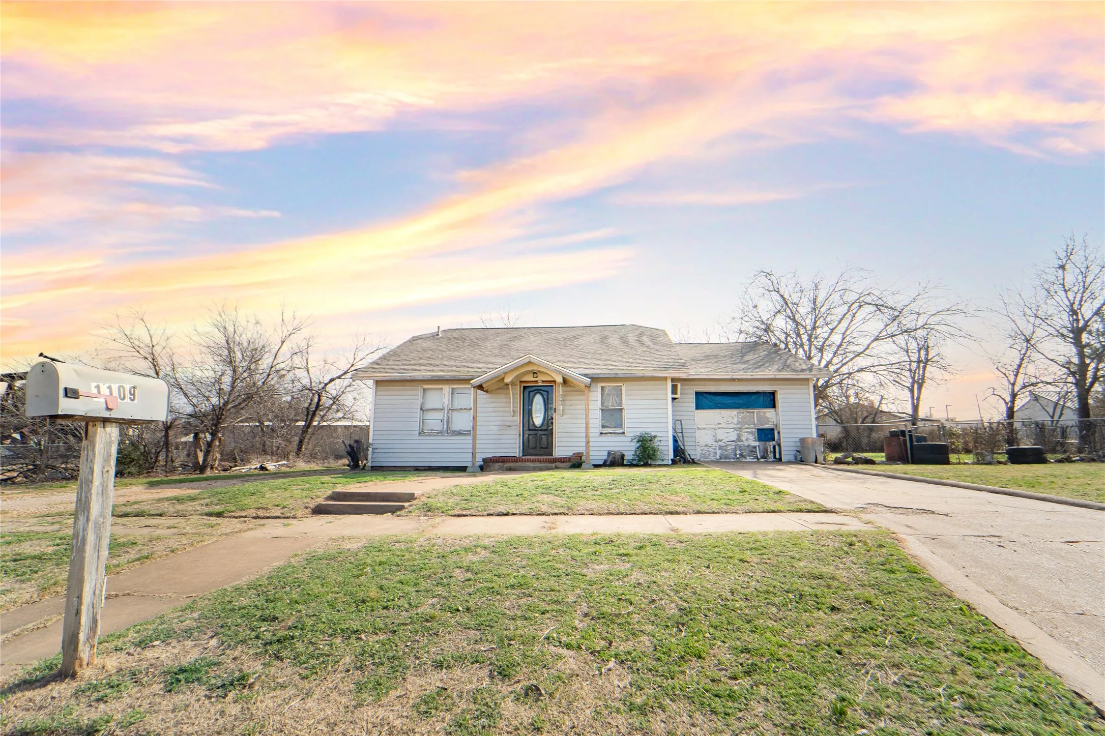 Single Family Residence For Sale in Stephens County , 1109 W Elm Street, Breckenridge, Texas 76424, 3 Bedroom, 1 Bathroom, 1 Garage spaces, 1,936 Sqft, built in 1936, mls#21186444, Real Estate Agent in Breckenridge, Homes For Sale in Stephens county, Homes For Sale in Breckenridge, Realtor in Breckenridge Texas, Real Estate Brokerage Independent Realty Texas, Luminita Cordes Realtor
