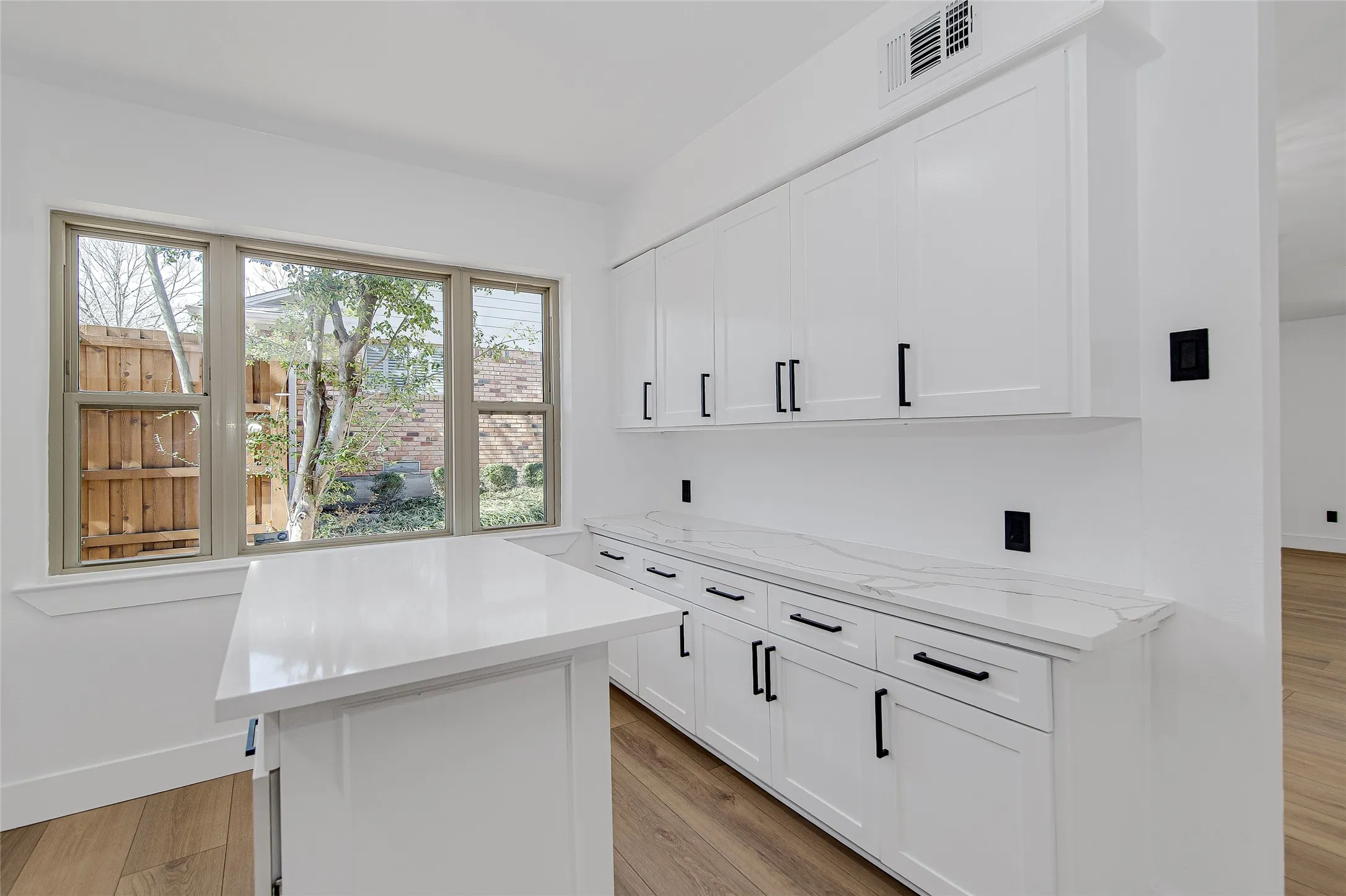 Single Family Residence For Sale in Dallas County , 7992 Fallmeadow Lane, Dallas, Texas 75248, 4 Bedroom, 3 Bathroom, 2 Garage spaces, 2,516 Sqft, built in 1966, mls#21190035, Real Estate Agent in Dallas, Homes For Sale in Dallas county, Homes For Sale in Dallas, Realtor in Dallas Texas, Real Estate Brokerage Independent Realty Texas, Luminita Cordes Realtor
