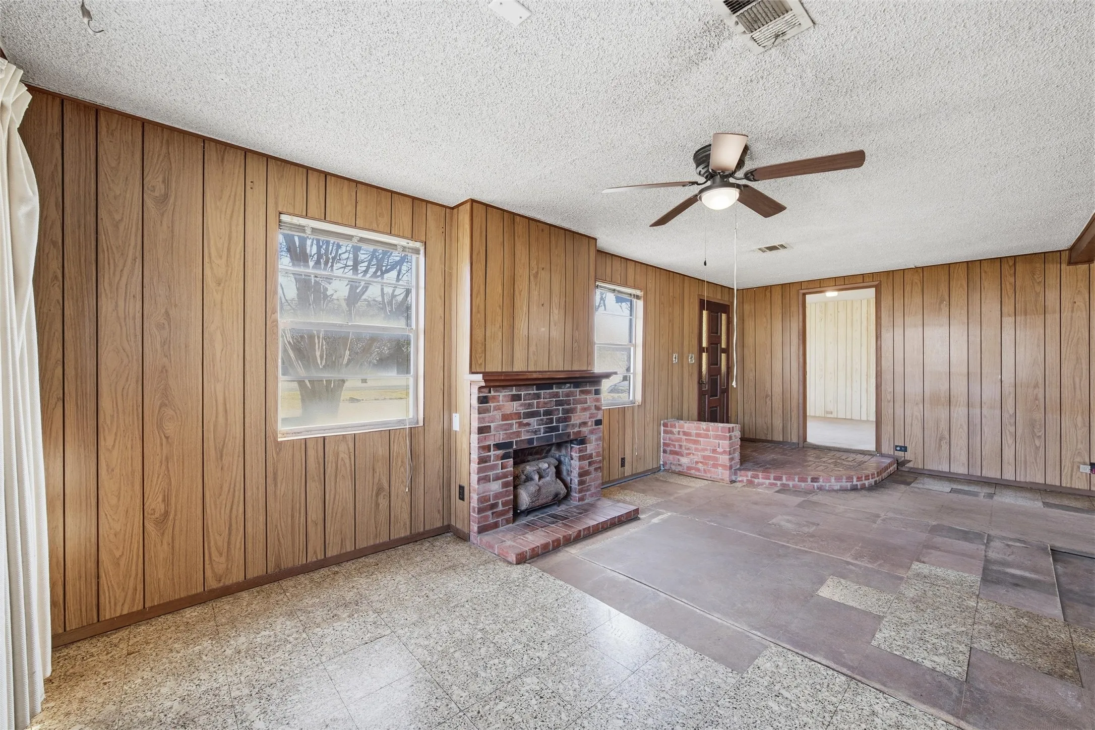 Single Family Residence For Sale in Mc Lennan County , 901 S Old Robinson Road, Robinson, Texas 76706, 4 Bedrooms, 2 Bathrooms, 2 Garage spaces, 1,543 Sqft, built in 1950, Price $369,900, mls#21190161, Real Estate Agent in Robinson, Homes For Sale in Mc Lennan county, Homes For Sale in Robinson, Realtor in Robinson Texas, Real Estate Brokerage Independent Realty Texas, Luminita Cordes Realtor