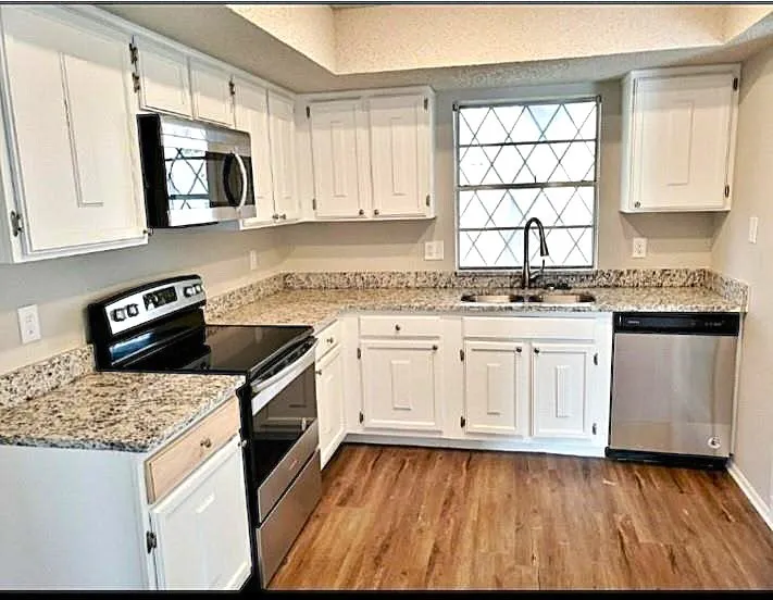 Single Family Residence For Sale in Dallas County , 2752 Meadow Isle Lane, Dallas, Texas 75237, 3 Bedroom, 2 Bathroom, 2 Garage spaces, 1,570 Sqft, built in 1977, Preowned, mls#21190445, Real Estate Agent in Dallas, Homes For Sale in Dallas county, Homes For Sale in Dallas, Realtor in Dallas Texas, Real Estate Brokerage Independent Realty Texas, Luminita Cordes Realtor