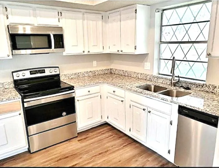 Single Family Residence For Sale in Dallas County , 2752 Meadow Isle Lane, Dallas, Texas 75237, 3 Bedroom, 2 Bathroom, 2 Garage spaces, 1,570 Sqft, built in 1977, Preowned, mls#21190445, Real Estate Agent in Dallas, Homes For Sale in Dallas county, Homes For Sale in Dallas, Realtor in Dallas Texas, Real Estate Brokerage Independent Realty Texas, Luminita Cordes Realtor