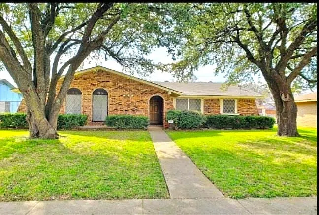 Single Family Residence For Sale in Dallas County , 2752 Meadow Isle Lane, Dallas, Texas 75237, 3 Bedroom, 2 Bathroom, 2 Garage spaces, 1,570 Sqft, built in 1977, Preowned, mls#21190445, Real Estate Agent in Dallas, Homes For Sale in Dallas county, Homes For Sale in Dallas, Realtor in Dallas Texas, Real Estate Brokerage Independent Realty Texas, Luminita Cordes Realtor
