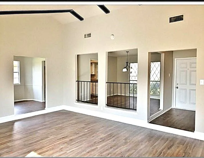 Single Family Residence For Sale in Dallas County , 2752 Meadow Isle Lane, Dallas, Texas 75237, 3 Bedroom, 2 Bathroom, 2 Garage spaces, 1,570 Sqft, built in 1977, Preowned, mls#21190445, Real Estate Agent in Dallas, Homes For Sale in Dallas county, Homes For Sale in Dallas, Realtor in Dallas Texas, Real Estate Brokerage Independent Realty Texas, Luminita Cordes Realtor