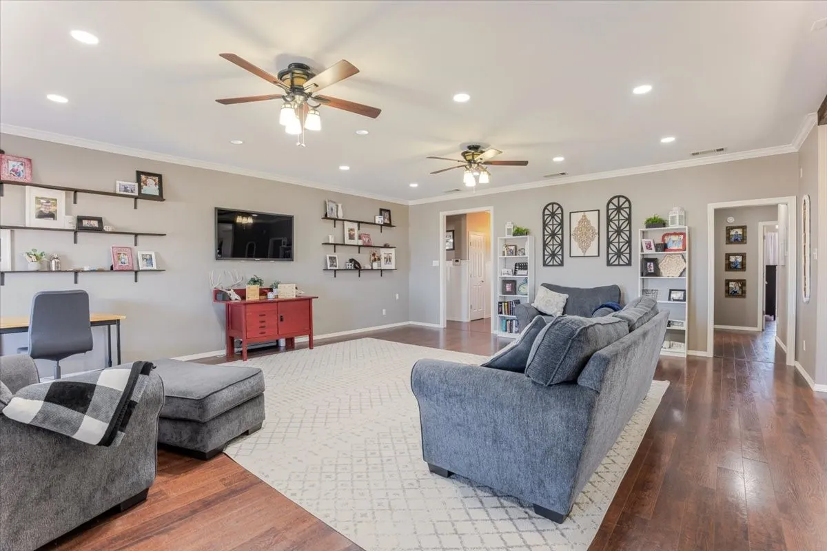 Single Family Residence For Sale in Parker County , 4600 Lone Star Road, Poolville, Texas 76487, 4 Bedroom, 3 Bathroom, 2 Garage spaces, 2,264 Sqft, built in 1998, mls#21186003, Real Estate Agent in Poolville, Homes For Sale in Parker county, Homes For Sale in Poolville, Realtor in Poolville Texas, Real Estate Brokerage Independent Realty Texas, Luminita Cordes Realtor