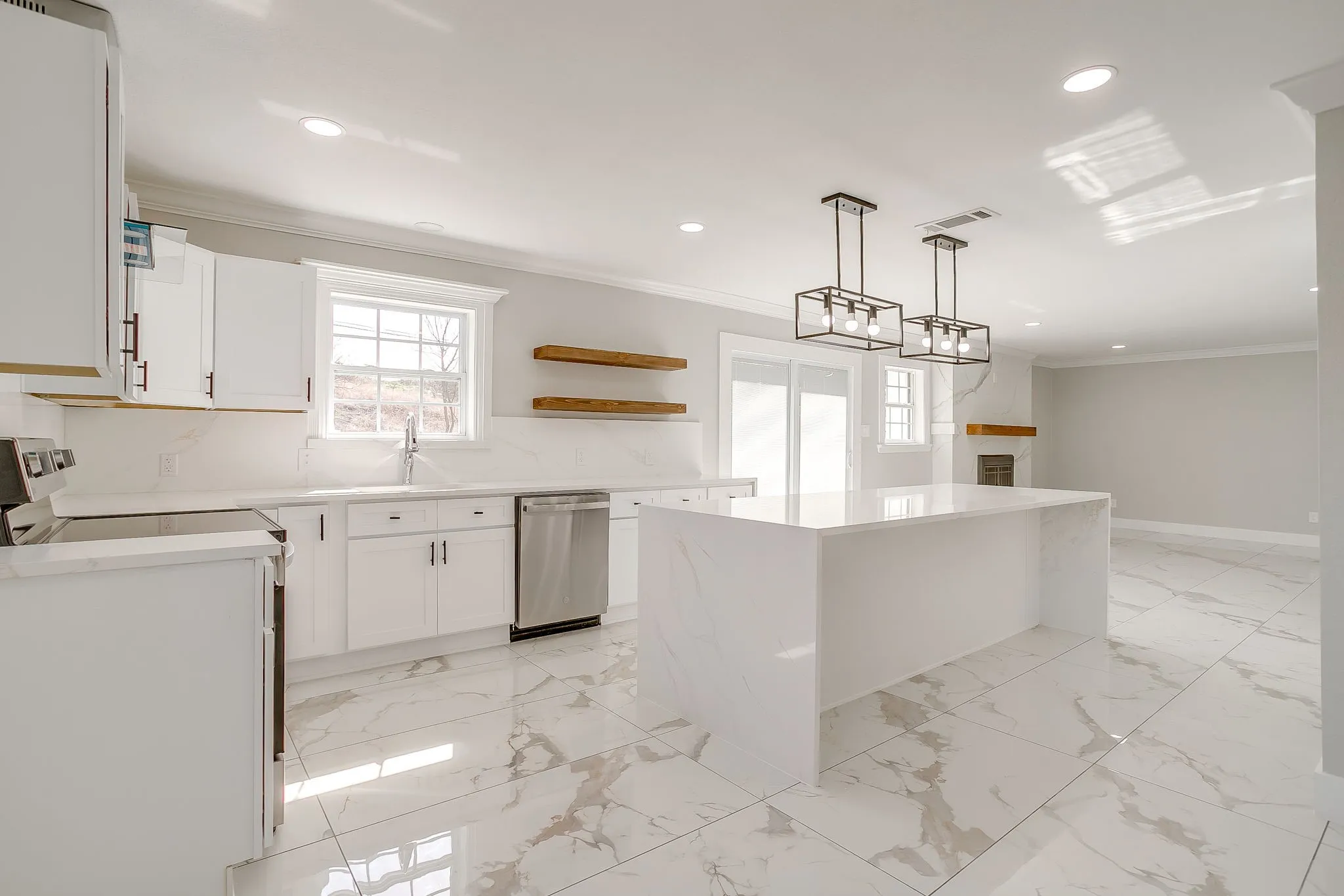 Single Family Residence For Sale in Tarrant County , 2512 Glen Garden Avenue, Fort Worth, Texas 76119, 3 Bedrooms, 2 Bathrooms, 2 Garage spaces, 1,748 Sqft, built in 1964, Preowned, Price $310,000, mls#21190419, Real Estate Agent in Fort Worth, Homes For Sale in Tarrant county, Homes For Sale in Fort Worth, Realtor in Fort Worth Texas, Real Estate Brokerage Independent Realty Texas, Luminita Cordes Realtor