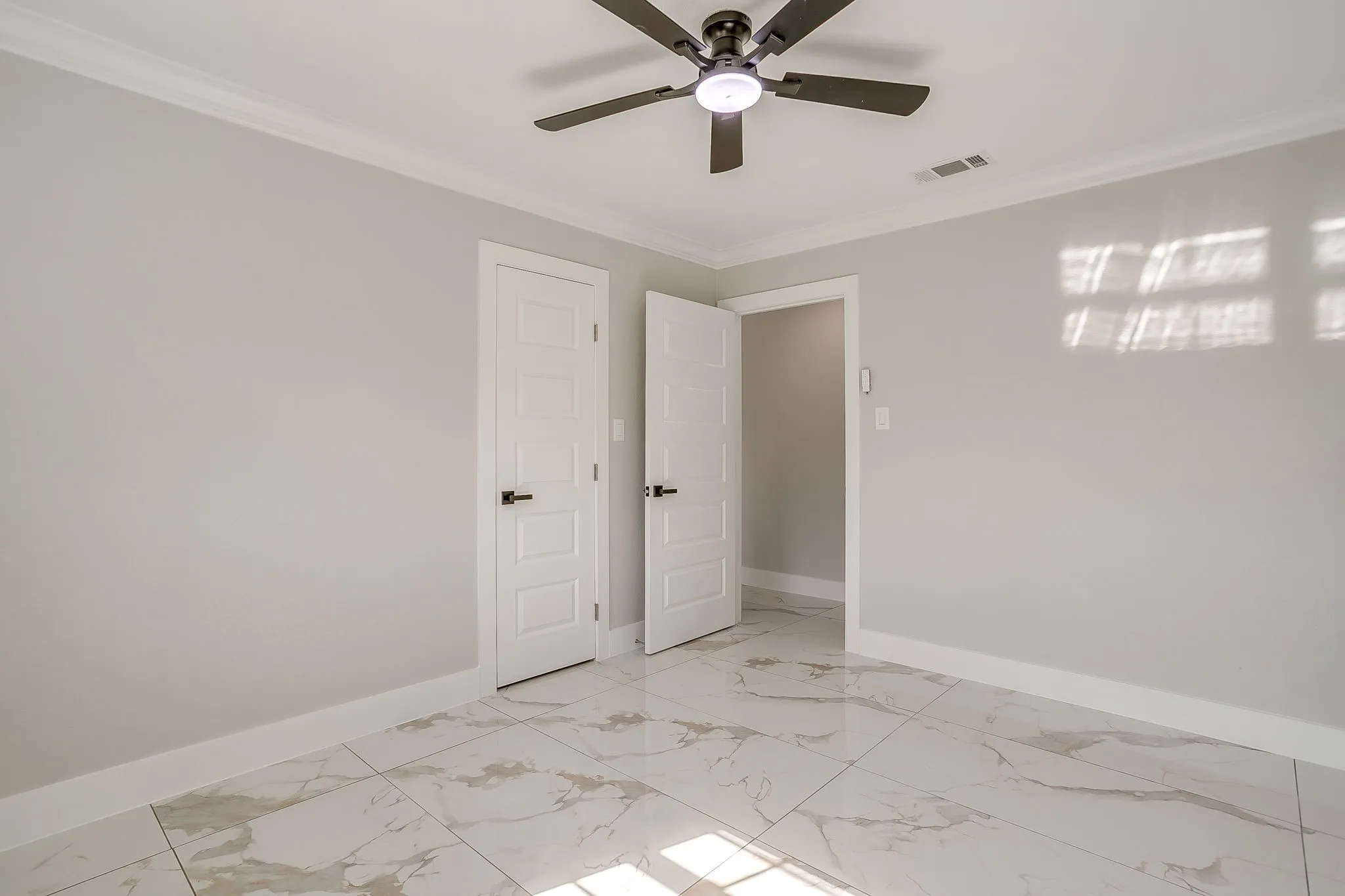 Single Family Residence For Sale in Tarrant County , 2512 Glen Garden Avenue, Fort Worth, Texas 76119, 3 Bedrooms, 2 Bathrooms, 2 Garage spaces, 1,748 Sqft, built in 1964, Preowned, Price $310,000, mls#21190419, Real Estate Agent in Fort Worth, Homes For Sale in Tarrant county, Homes For Sale in Fort Worth, Realtor in Fort Worth Texas, Real Estate Brokerage Independent Realty Texas, Luminita Cordes Realtor