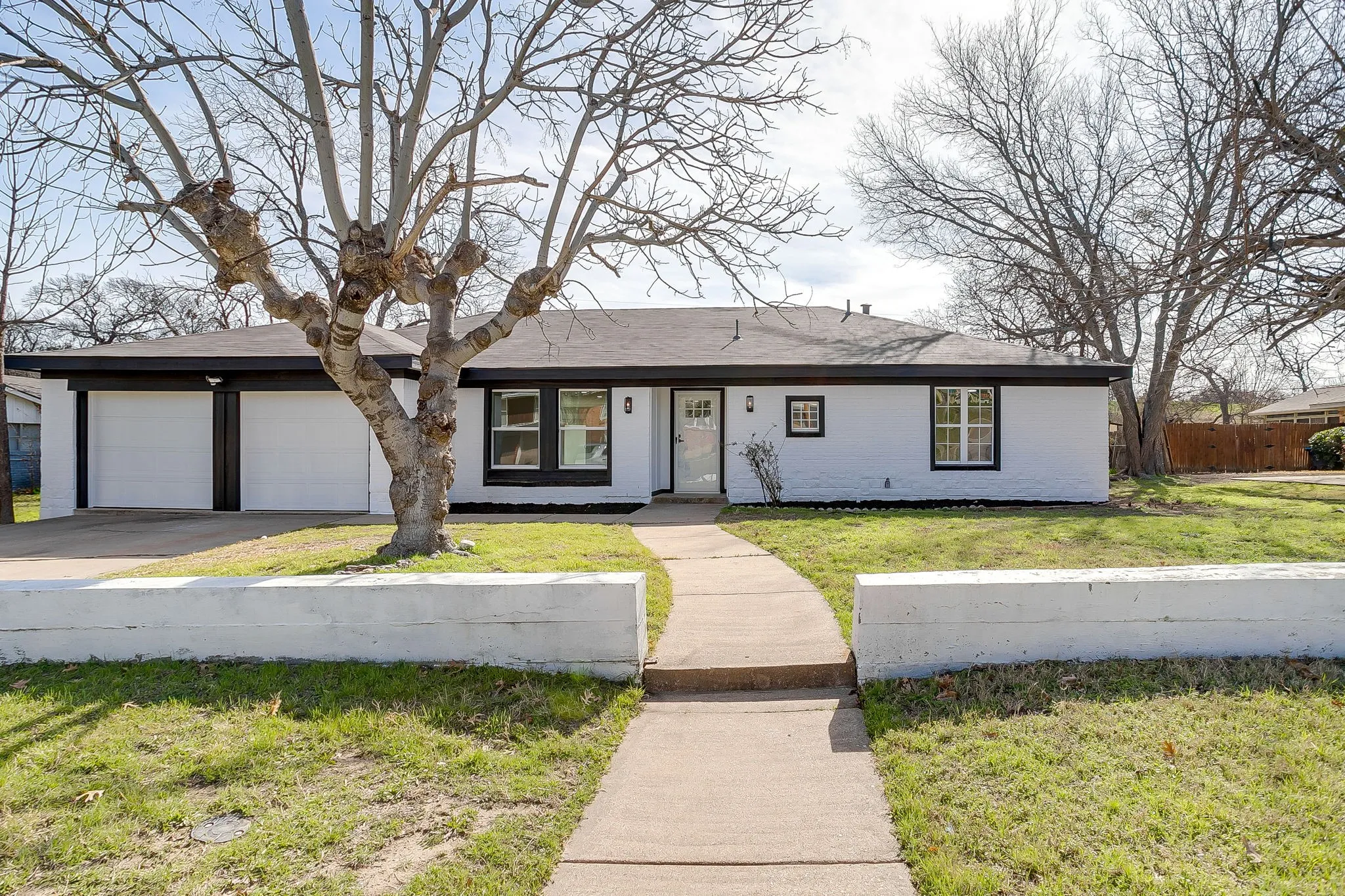Single Family Residence For Sale in Tarrant County , 2512 Glen Garden Avenue, Fort Worth, Texas 76119, 3 Bedrooms, 2 Bathrooms, 2 Garage spaces, 1,748 Sqft, built in 1964, Preowned, Price $310,000, mls#21190419, Real Estate Agent in Fort Worth, Homes For Sale in Tarrant county, Homes For Sale in Fort Worth, Realtor in Fort Worth Texas, Real Estate Brokerage Independent Realty Texas, Luminita Cordes Realtor