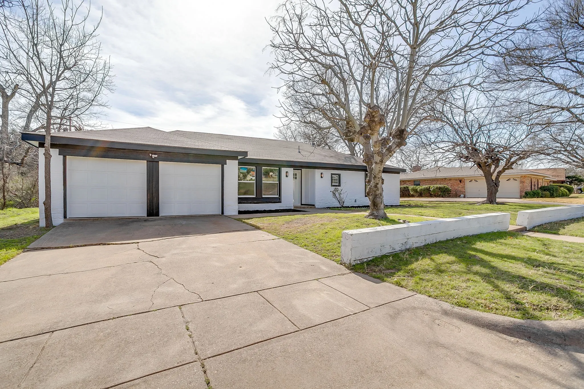 Single Family Residence For Sale in Tarrant County , 2512 Glen Garden Avenue, Fort Worth, Texas 76119, 3 Bedrooms, 2 Bathrooms, 2 Garage spaces, 1,748 Sqft, built in 1964, Preowned, Price $310,000, mls#21190419, Real Estate Agent in Fort Worth, Homes For Sale in Tarrant county, Homes For Sale in Fort Worth, Realtor in Fort Worth Texas, Real Estate Brokerage Independent Realty Texas, Luminita Cordes Realtor