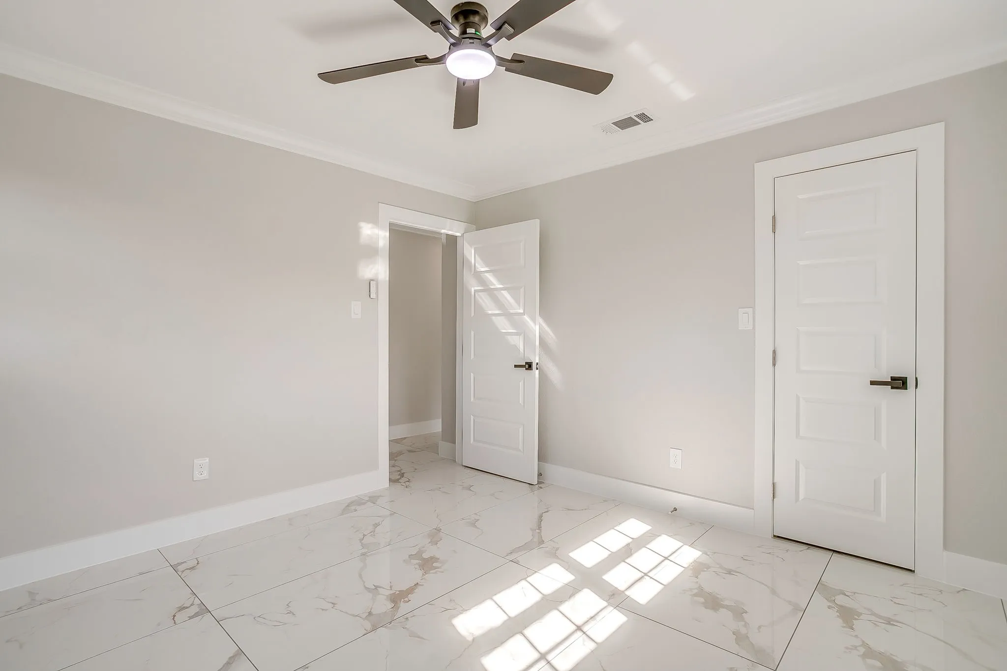 Single Family Residence For Sale in Tarrant County , 2512 Glen Garden Avenue, Fort Worth, Texas 76119, 3 Bedrooms, 2 Bathrooms, 2 Garage spaces, 1,748 Sqft, built in 1964, Preowned, Price $310,000, mls#21190419, Real Estate Agent in Fort Worth, Homes For Sale in Tarrant county, Homes For Sale in Fort Worth, Realtor in Fort Worth Texas, Real Estate Brokerage Independent Realty Texas, Luminita Cordes Realtor