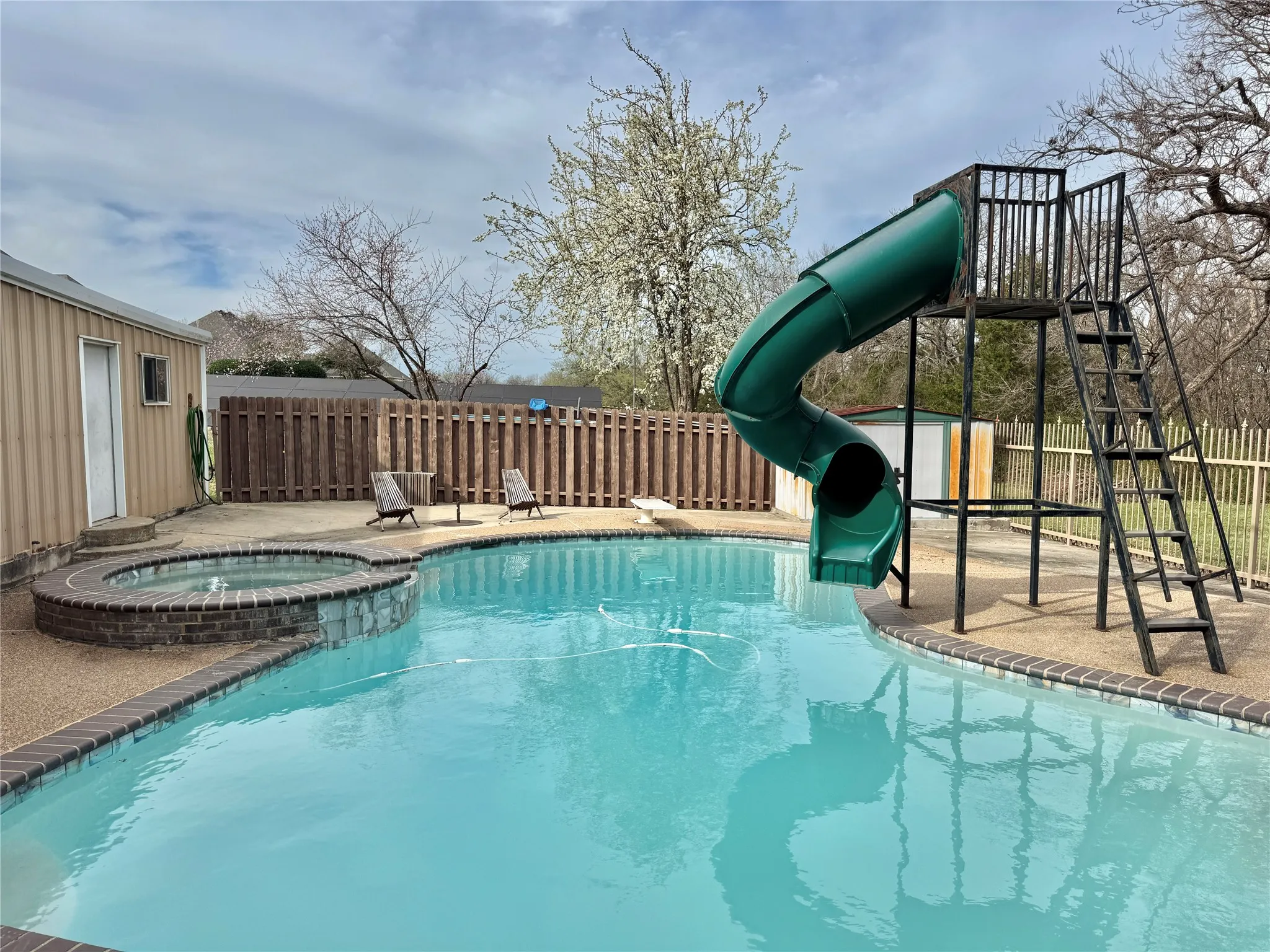 Single Family Residence For Sale in Cooke County , 231 Hickory Street, Lindsay, Texas 76250, 3 Bedroom, 3 Bathroom, 2 Garage spaces, 2,549 Sqft, built in 1980, Preowned, Price $575,000, mls#21189593, Real Estate Agent in Lindsay, Homes For Sale in Cooke county, Homes For Sale in Lindsay, Realtor in Lindsay Texas, Real Estate Brokerage Independent Realty Texas, Luminita Cordes Realtor