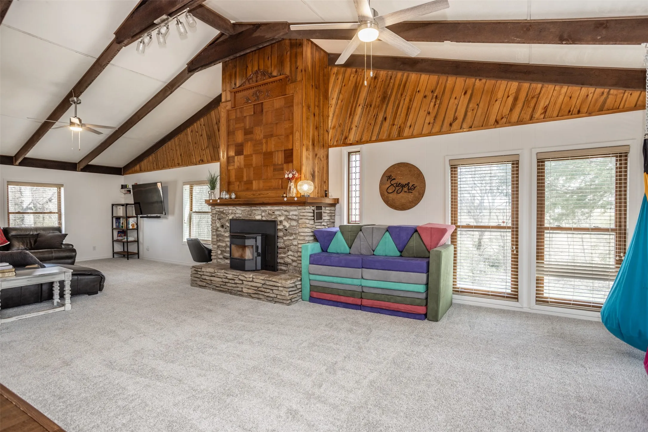 Single Family Residence For Sale in Cooke County , 231 Hickory Street, Lindsay, Texas 76250, 3 Bedroom, 3 Bathroom, 2 Garage spaces, 2,549 Sqft, built in 1980, Preowned, Price $575,000, mls#21189593, Real Estate Agent in Lindsay, Homes For Sale in Cooke county, Homes For Sale in Lindsay, Realtor in Lindsay Texas, Real Estate Brokerage Independent Realty Texas, Luminita Cordes Realtor