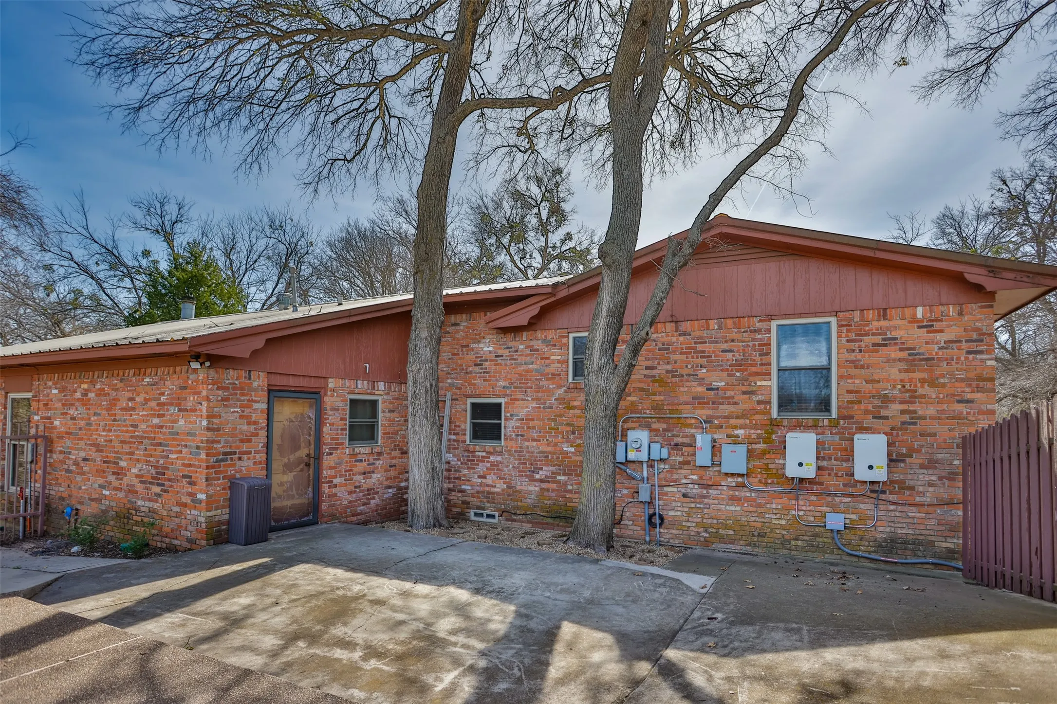 Single Family Residence For Sale in Cooke County , 231 Hickory Street, Lindsay, Texas 76250, 3 Bedroom, 3 Bathroom, 2 Garage spaces, 2,549 Sqft, built in 1980, Preowned, Price $575,000, mls#21189593, Real Estate Agent in Lindsay, Homes For Sale in Cooke county, Homes For Sale in Lindsay, Realtor in Lindsay Texas, Real Estate Brokerage Independent Realty Texas, Luminita Cordes Realtor