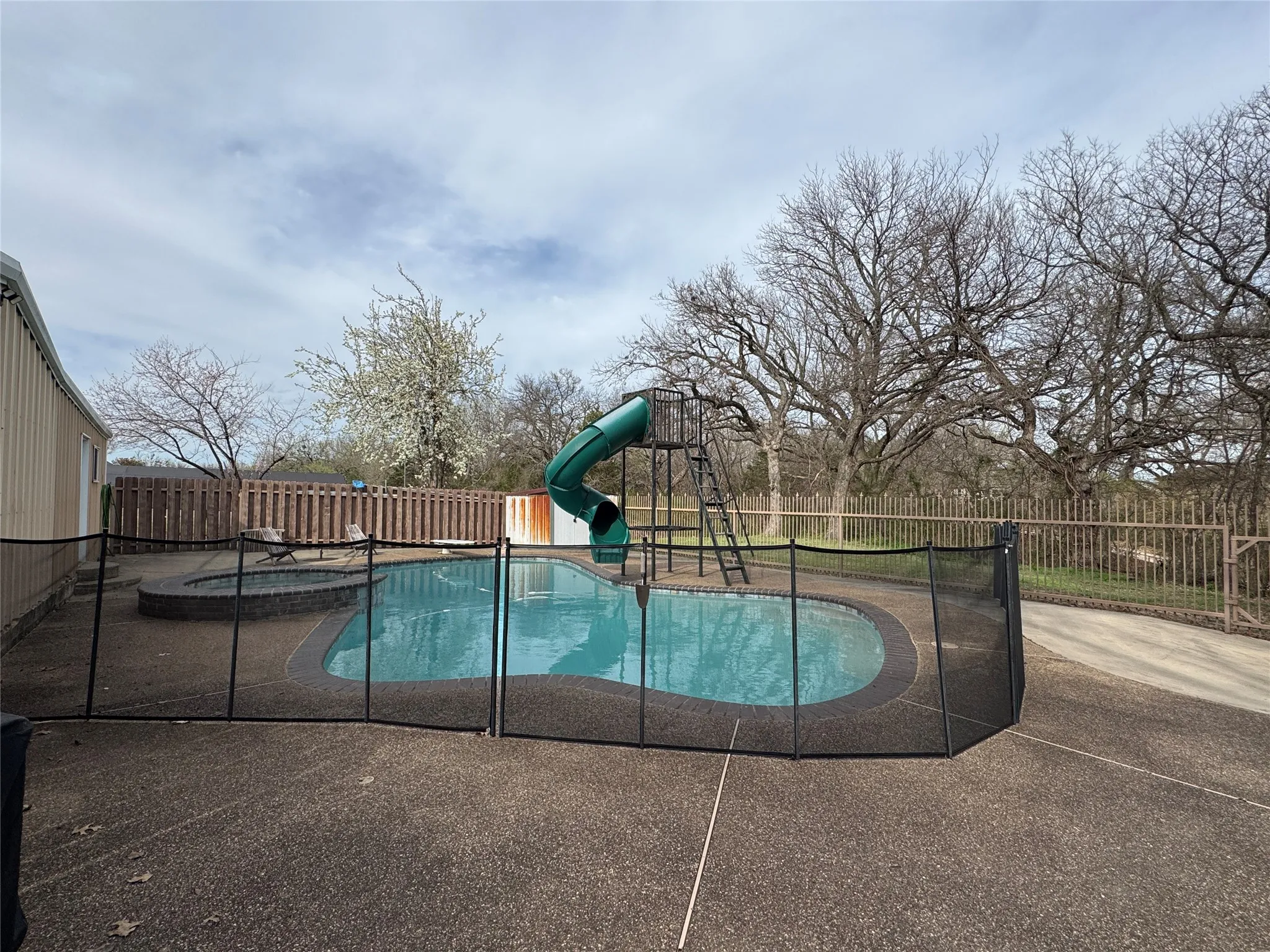 Single Family Residence For Sale in Cooke County , 231 Hickory Street, Lindsay, Texas 76250, 3 Bedroom, 3 Bathroom, 2 Garage spaces, 2,549 Sqft, built in 1980, Preowned, Price $575,000, mls#21189593, Real Estate Agent in Lindsay, Homes For Sale in Cooke county, Homes For Sale in Lindsay, Realtor in Lindsay Texas, Real Estate Brokerage Independent Realty Texas, Luminita Cordes Realtor
