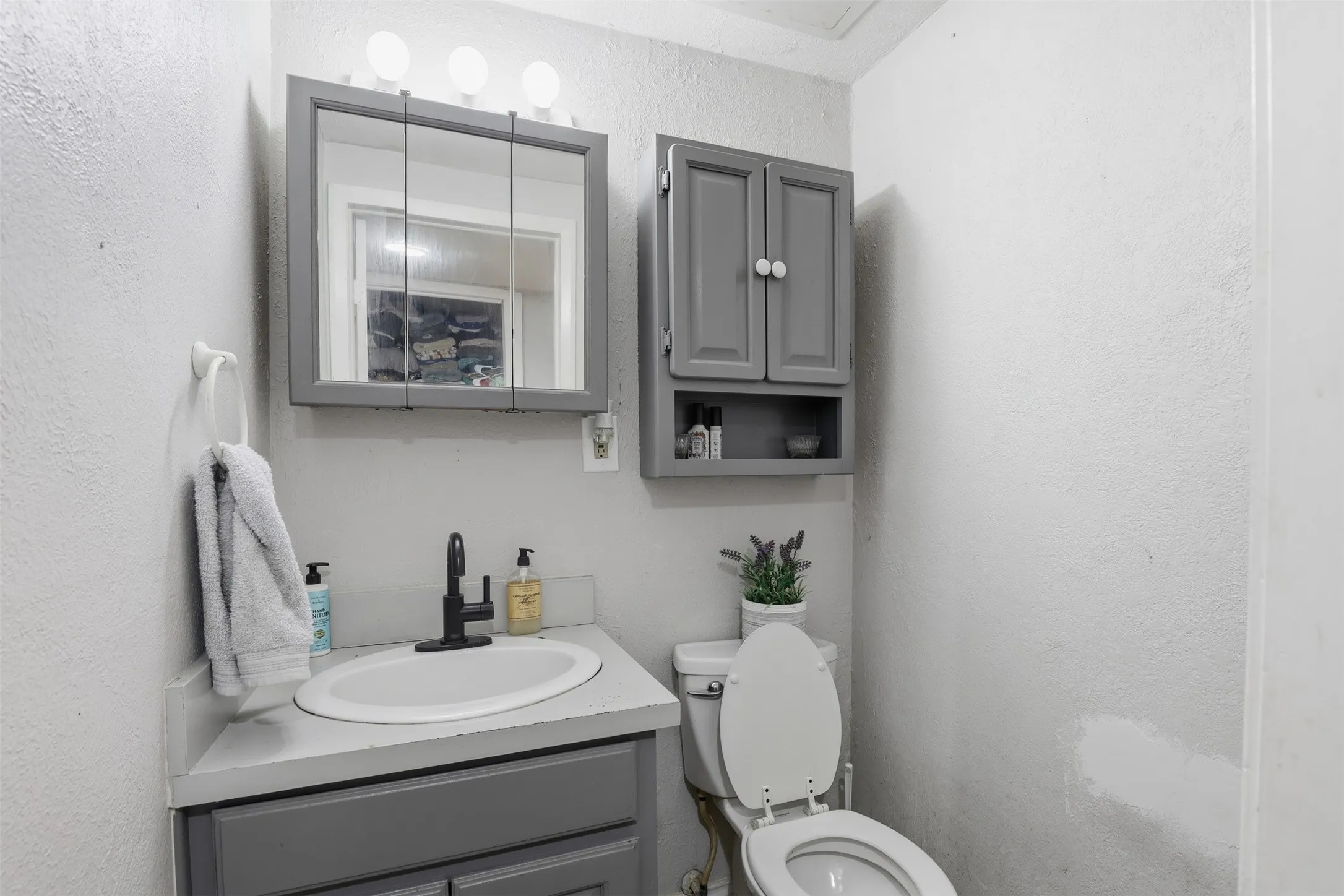 Single Family Residence For Sale in Hood County , 500 W Rucker Street, Granbury, Texas 76048, 5 Bedroom, 3 Bathroom, Garage spaces, 2,040 Sqft, built in 1976, mls#21177984, Real Estate Agent in Granbury, Homes For Sale in Hood county, Homes For Sale in Granbury, Realtor in Granbury Texas, Real Estate Brokerage Independent Realty Texas, Luminita Cordes Realtor
