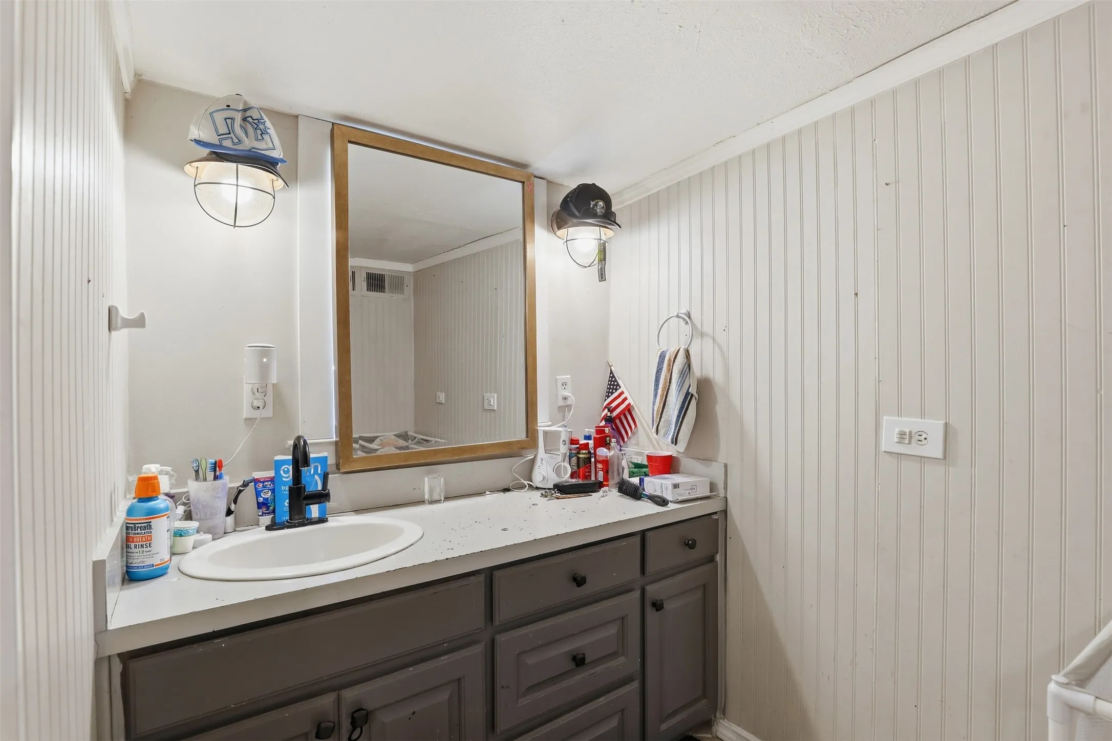 Single Family Residence For Sale in Hood County , 500 W Rucker Street, Granbury, Texas 76048, 5 Bedroom, 3 Bathroom, Garage spaces, 2,040 Sqft, built in 1976, mls#21177984, Real Estate Agent in Granbury, Homes For Sale in Hood county, Homes For Sale in Granbury, Realtor in Granbury Texas, Real Estate Brokerage Independent Realty Texas, Luminita Cordes Realtor