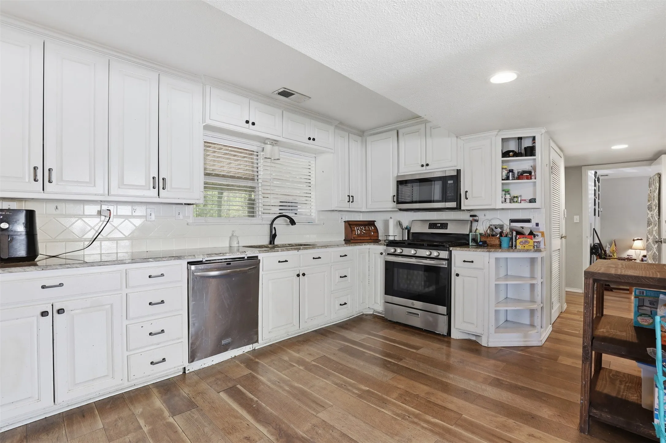 Single Family Residence For Sale in Hood County , 500 W Rucker Street, Granbury, Texas 76048, 5 Bedroom, 3 Bathroom, Garage spaces, 2,040 Sqft, built in 1976, mls#21177984, Real Estate Agent in Granbury, Homes For Sale in Hood county, Homes For Sale in Granbury, Realtor in Granbury Texas, Real Estate Brokerage Independent Realty Texas, Luminita Cordes Realtor