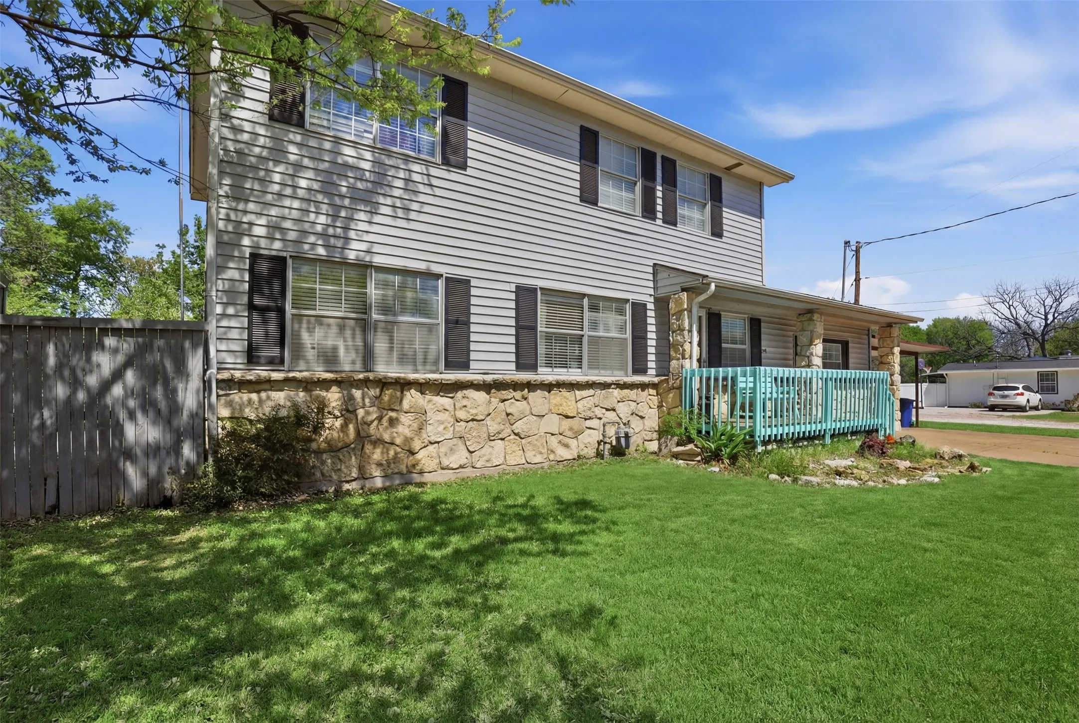 Single Family Residence For Sale in Hood County , 500 W Rucker Street, Granbury, Texas 76048, 5 Bedroom, 3 Bathroom, Garage spaces, 2,040 Sqft, built in 1976, mls#21177984, Real Estate Agent in Granbury, Homes For Sale in Hood county, Homes For Sale in Granbury, Realtor in Granbury Texas, Real Estate Brokerage Independent Realty Texas, Luminita Cordes Realtor