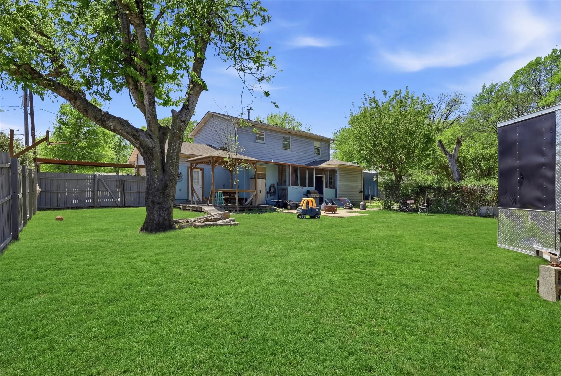 Single Family Residence For Sale in Hood County , 500 W Rucker Street, Granbury, Texas 76048, 5 Bedroom, 3 Bathroom, Garage spaces, 2,040 Sqft, built in 1976, mls#21177984, Real Estate Agent in Granbury, Homes For Sale in Hood county, Homes For Sale in Granbury, Realtor in Granbury Texas, Real Estate Brokerage Independent Realty Texas, Luminita Cordes Realtor