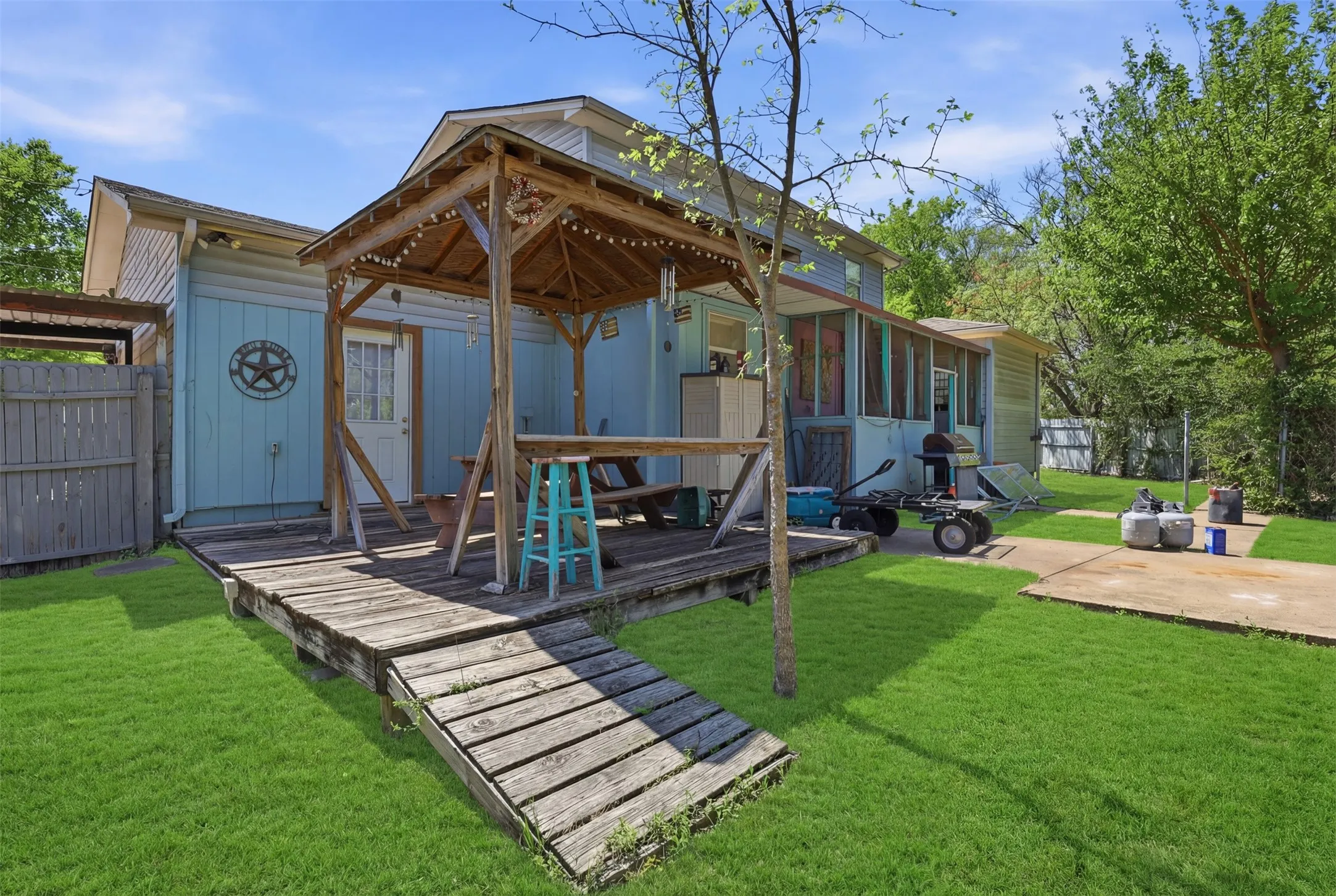 Single Family Residence For Sale in Hood County , 500 W Rucker Street, Granbury, Texas 76048, 5 Bedroom, 3 Bathroom, Garage spaces, 2,040 Sqft, built in 1976, mls#21177984, Real Estate Agent in Granbury, Homes For Sale in Hood county, Homes For Sale in Granbury, Realtor in Granbury Texas, Real Estate Brokerage Independent Realty Texas, Luminita Cordes Realtor