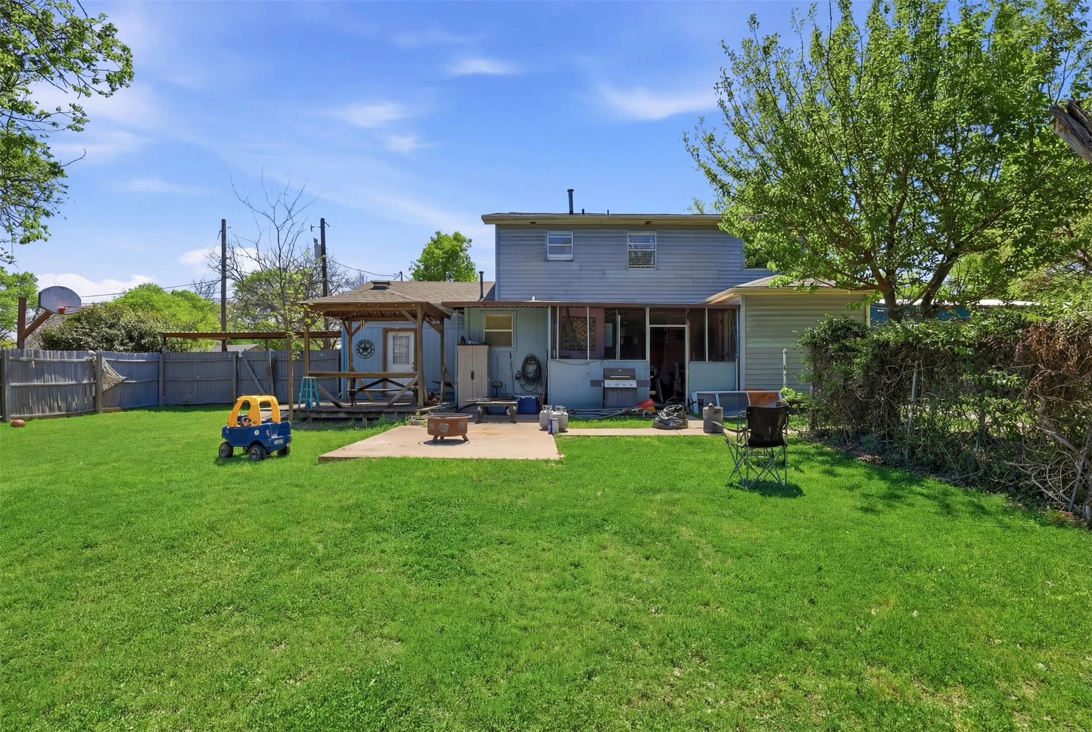 Single Family Residence For Sale in Hood County , 500 W Rucker Street, Granbury, Texas 76048, 5 Bedroom, 3 Bathroom, Garage spaces, 2,040 Sqft, built in 1976, mls#21177984, Real Estate Agent in Granbury, Homes For Sale in Hood county, Homes For Sale in Granbury, Realtor in Granbury Texas, Real Estate Brokerage Independent Realty Texas, Luminita Cordes Realtor