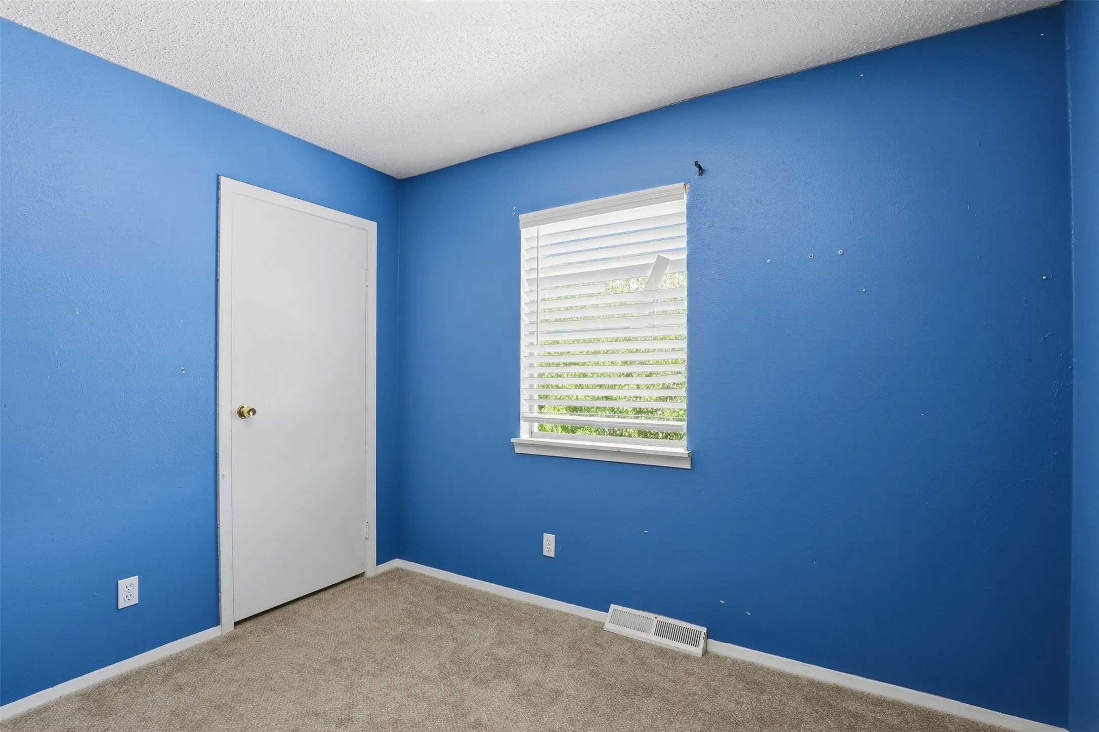 Single Family Residence For Sale in Hood County , 500 W Rucker Street, Granbury, Texas 76048, 5 Bedroom, 3 Bathroom, Garage spaces, 2,040 Sqft, built in 1976, mls#21177984, Real Estate Agent in Granbury, Homes For Sale in Hood county, Homes For Sale in Granbury, Realtor in Granbury Texas, Real Estate Brokerage Independent Realty Texas, Luminita Cordes Realtor