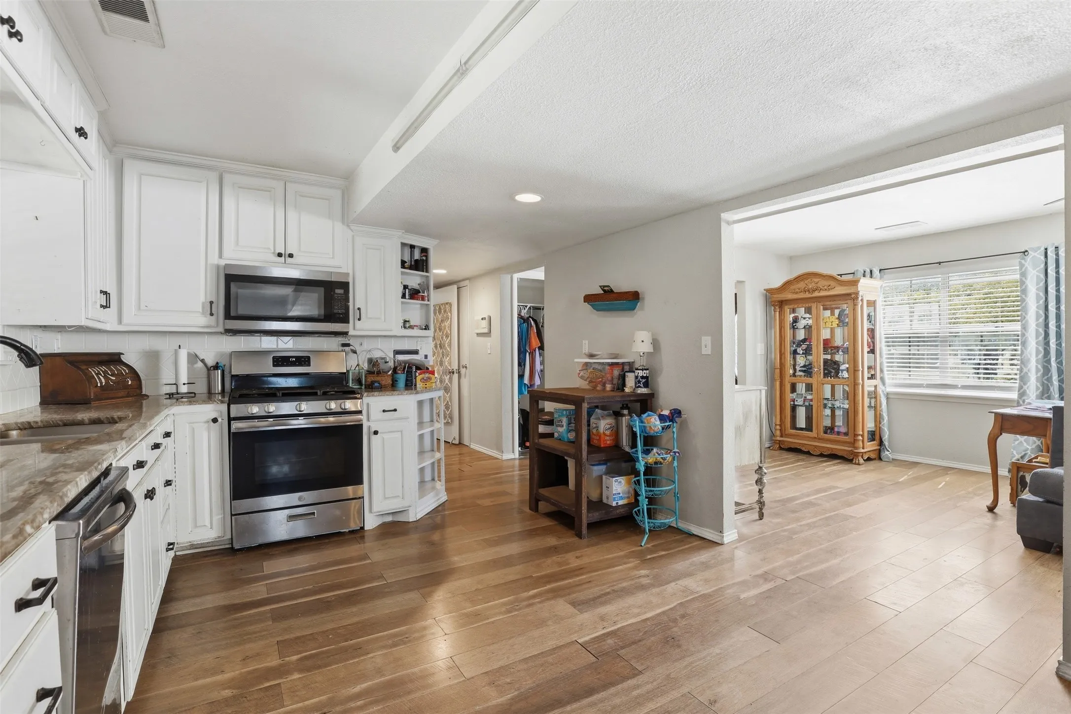 Single Family Residence For Sale in Hood County , 500 W Rucker Street, Granbury, Texas 76048, 5 Bedroom, 3 Bathroom, Garage spaces, 2,040 Sqft, built in 1976, mls#21177984, Real Estate Agent in Granbury, Homes For Sale in Hood county, Homes For Sale in Granbury, Realtor in Granbury Texas, Real Estate Brokerage Independent Realty Texas, Luminita Cordes Realtor