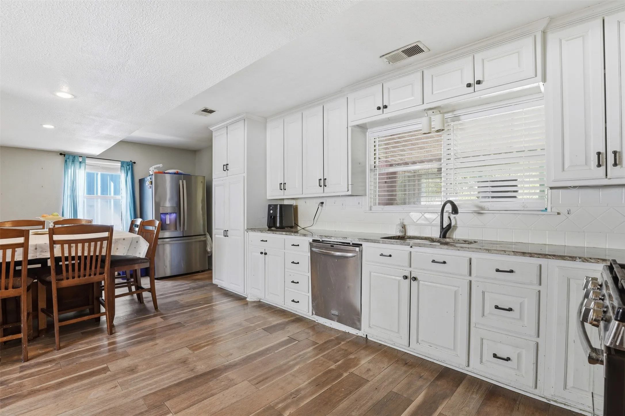 Single Family Residence For Sale in Hood County , 500 W Rucker Street, Granbury, Texas 76048, 5 Bedroom, 3 Bathroom, Garage spaces, 2,040 Sqft, built in 1976, mls#21177984, Real Estate Agent in Granbury, Homes For Sale in Hood county, Homes For Sale in Granbury, Realtor in Granbury Texas, Real Estate Brokerage Independent Realty Texas, Luminita Cordes Realtor